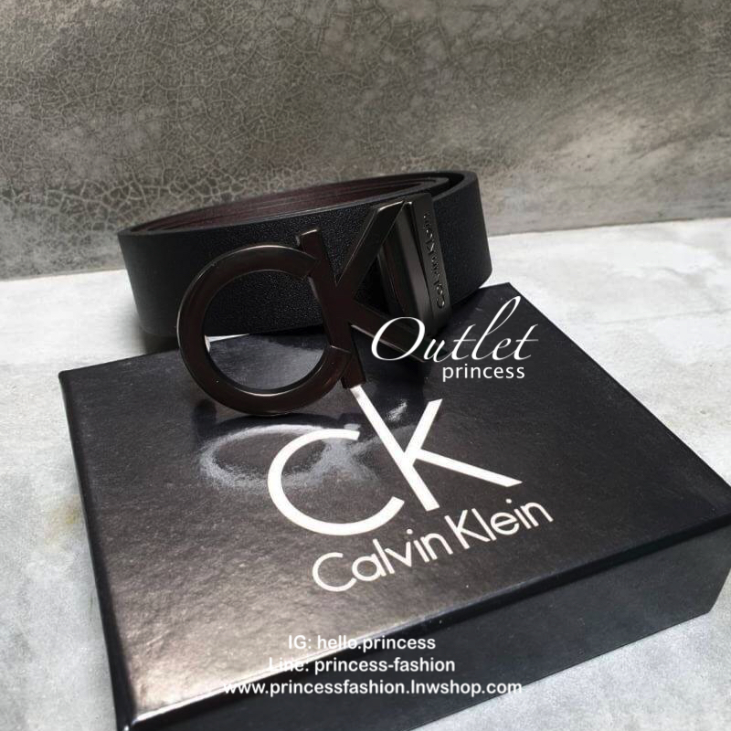 เข็มขัด calvinklein หัวเข็มขัดเป็นลายตัวอักษร CK ปั๊มชื่อแบรนด์ สายเข็มขัดสามารถใช้ได้ทั้ง 2 ด้าน เปลี่ยนหัวได้ง่ายๆ รุ่นนี้เป็นหนังแท้ สวยๆ คุ้มๆ รีบรับไปเลยจร้า