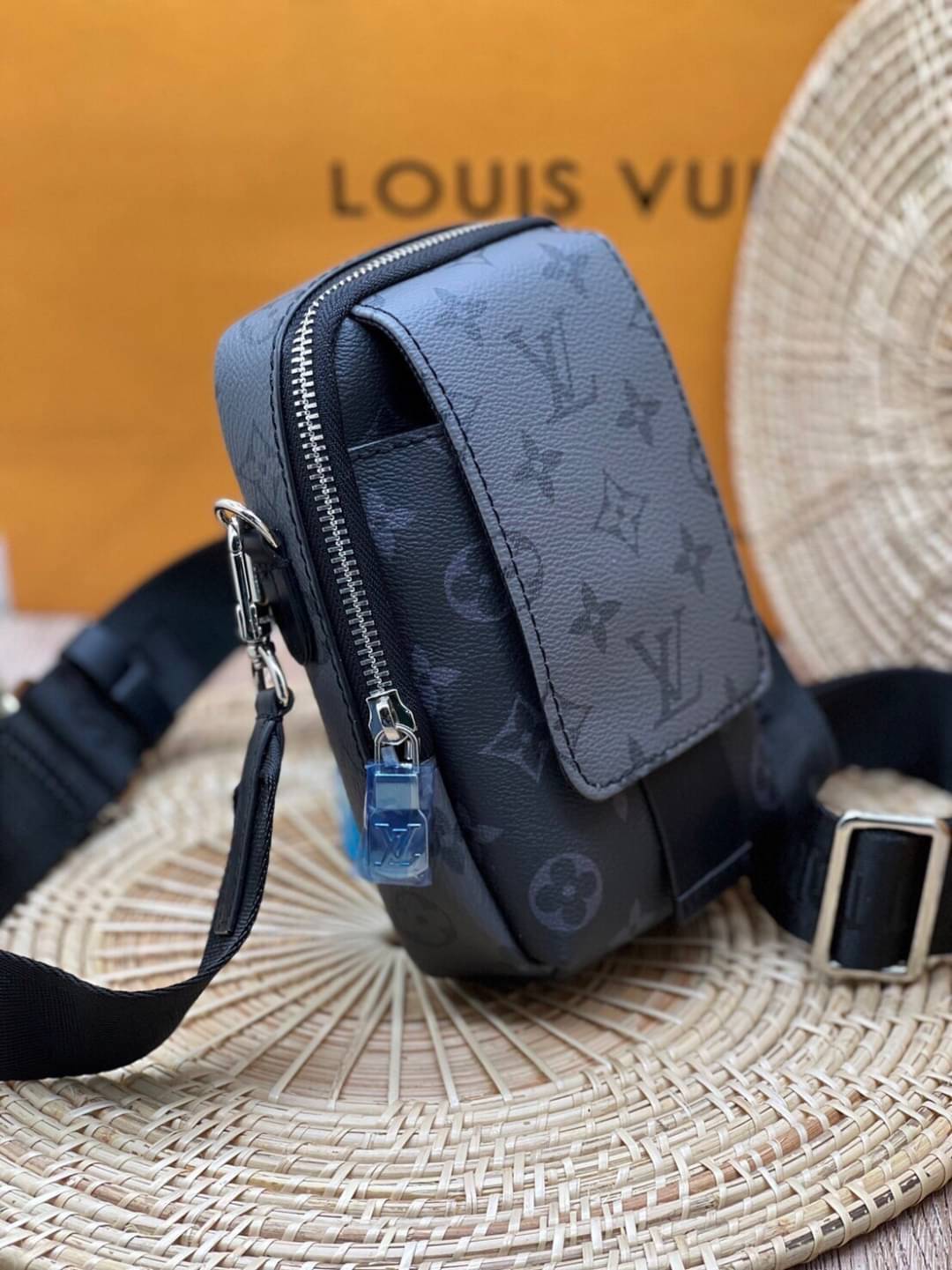 LV Double Phone Pouch NM / LV Phone bag Monogram Eclipse Reverse coated canvas เกรดออริจินอล ใช้ได้ทั้งผู้หญิงผู้ชาย พร้อมส่งที่ไทย ภาพสินค้าถ่ายจากงานขายจริง ใช้งานต่างประเทศได้