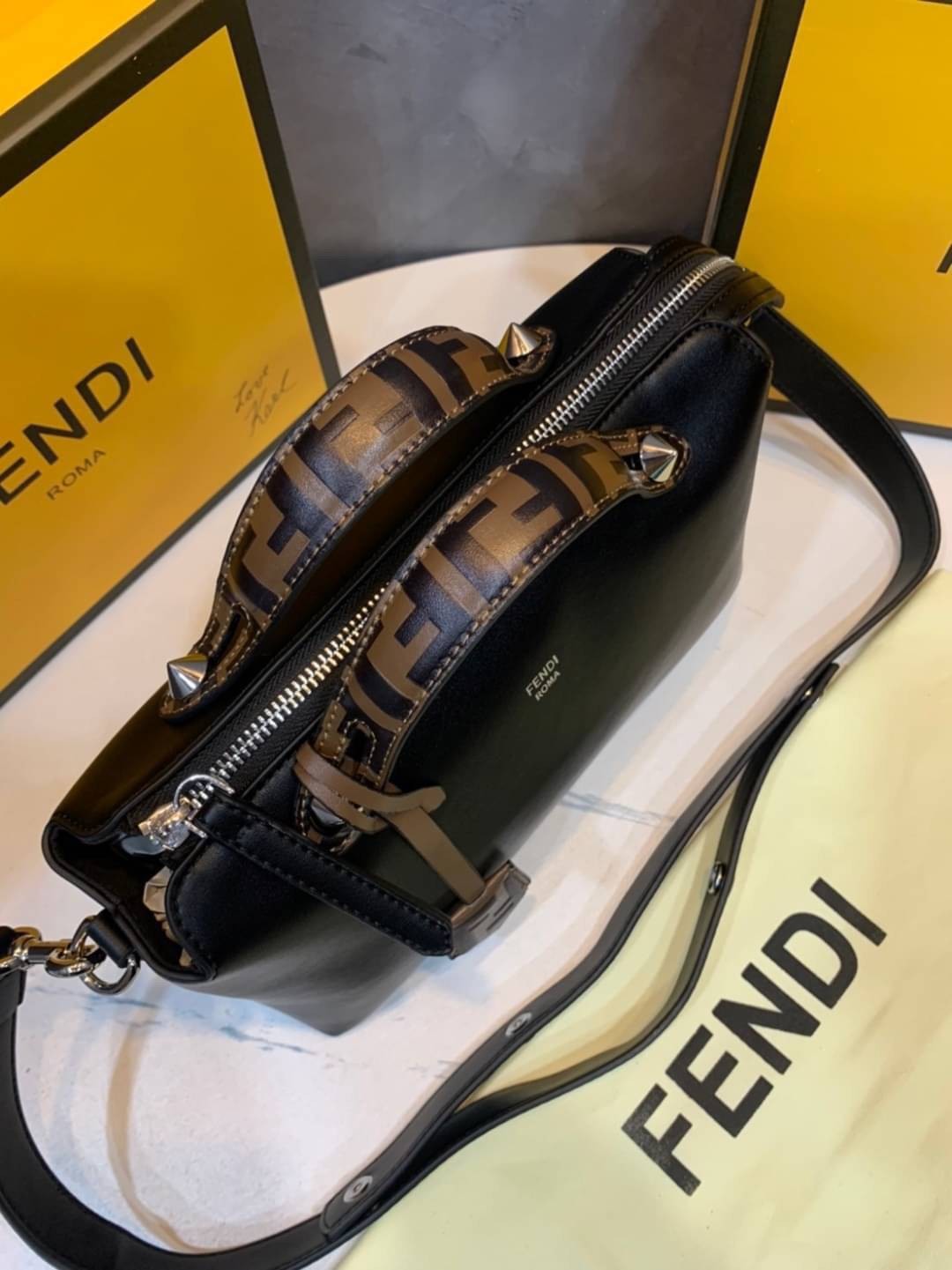 FENDI By The Way tote น้องงกลับมาแล้วว ใครรออยู่ห้ามพลาดจร้าา สวยๆอย่างนี้อดใจยังไงไหว!! กระเป๋ารุ่นที่ไม่ว่าจะใช้แบบหิ้วหรือสะพายข้างก็สวยทุกลุค แถมแมทกับชุดได้ง่าย เหมาะกับทุกๆวัน สินค้าพร้อมส่ง มีจำนวนจำกัด