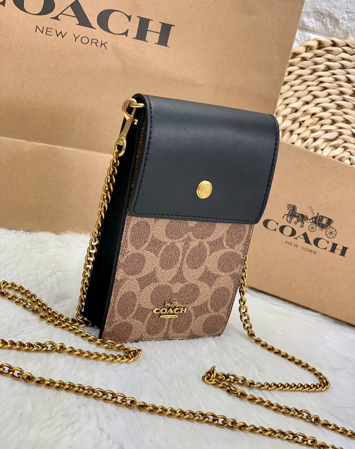 COACH PHONE CASE CROSSBODY BAG ((73486//76988//76357//39955//91046)) COACH NORTH/SOUTH CROSSBODY IN SIGNATURE CANVAS กระเป๋าใส่โทรศัพท์รุ่นนี้ มีความโดดเด่นทั้งดีไซน์และคุณสมบัติในการใช้งาน ด้วยลวดลายที่มีซิกเนเจอร์เป็นเอกลักษณ์แล้ว ด้านหลังยังมีช่องใส่กา