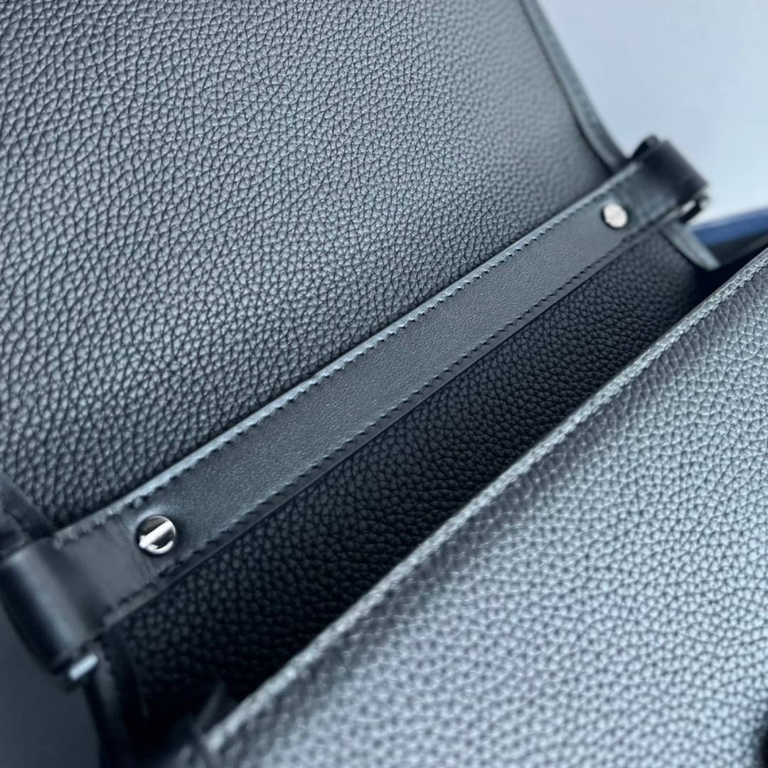 Dior Messenger Gallop Bag / DIOR Mini Gallop Bag with Strap Black Grained Calfskin เกรดใช้งานสลับใบจริงได้ หนังแท้ เทพออริจินอล เป็นรุ่นสั่งทำพิเศษ ภาพสินค้าถ่ายจากงานขายจริงใช้งานต่างประเทศได้