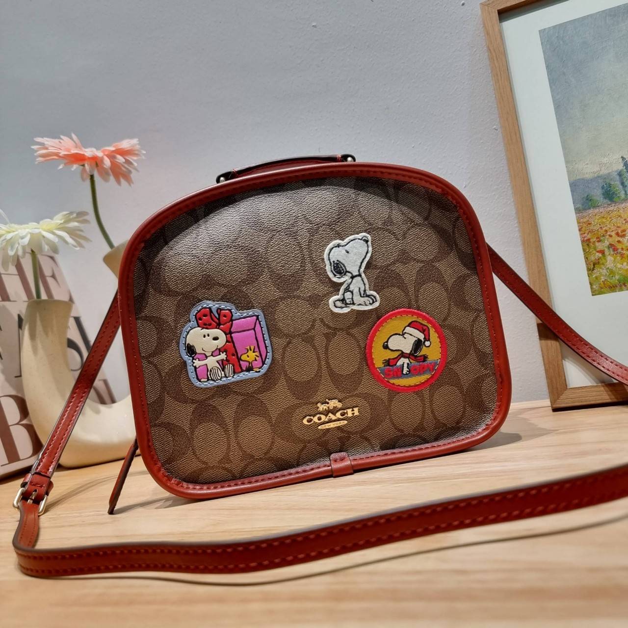 CE847 COACH x PEANUTS LUNCH PAIL IN SIGNATURE CANVAS WITH PATCHES คอลเลคชั่นใหม่ น่ารักน่าใช้ กับกระเป๋าสะพายสวยอยู่ทรง ดีไซน์ตกแต่งแพทช์ลวดลายการ์ตูนยอดฮิต