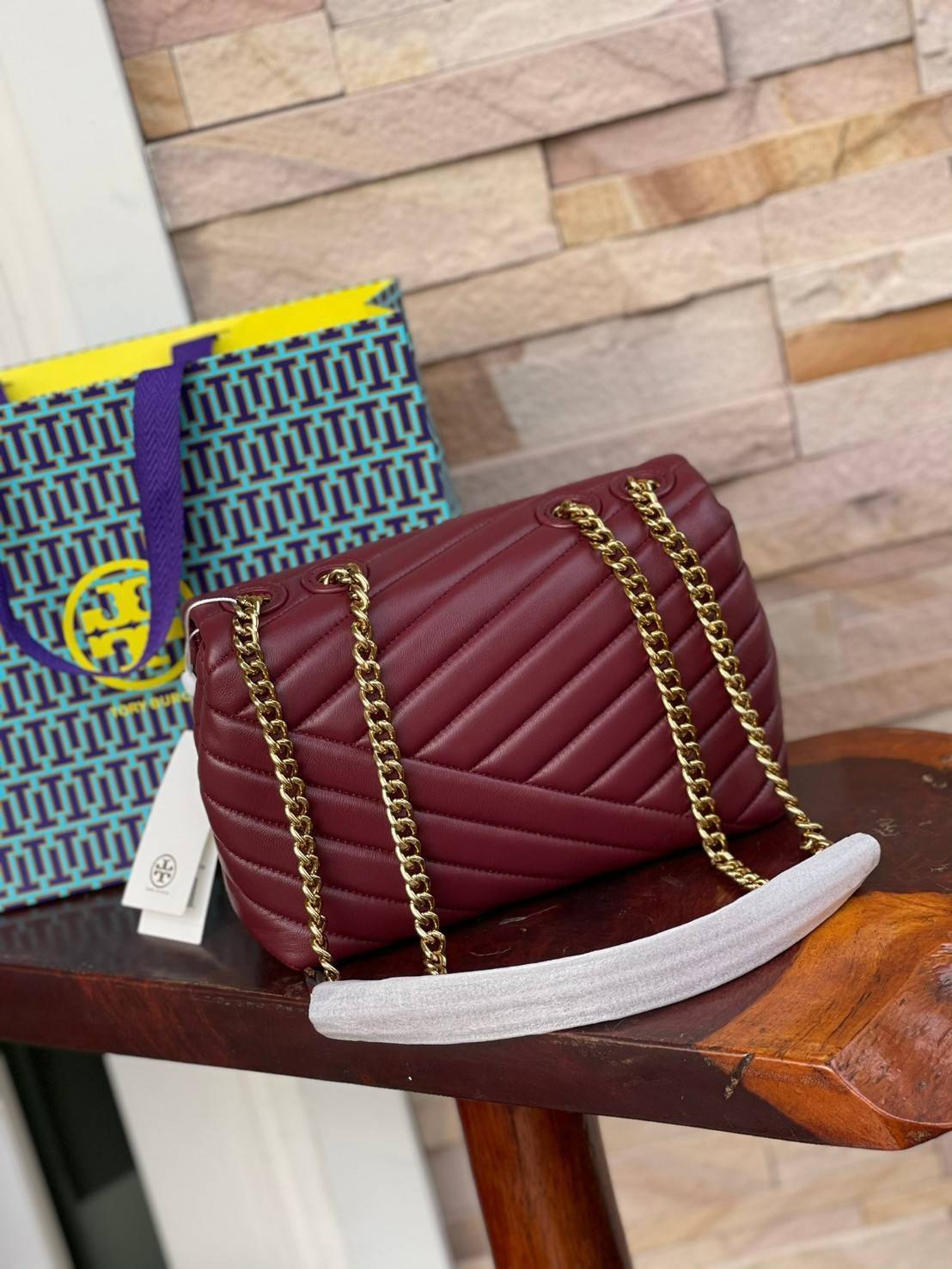 Tory Burch Kira Chevron Small Convertible Shoulder Bag เป็นกระเป๋าที่ใช้ในการออกงานสำคัญหรือวันที่มีปาร์ตี้สังสรรค์ คุณควรเลือกใช้กระเป๋าที่มีดีไซน์สะดุดตา