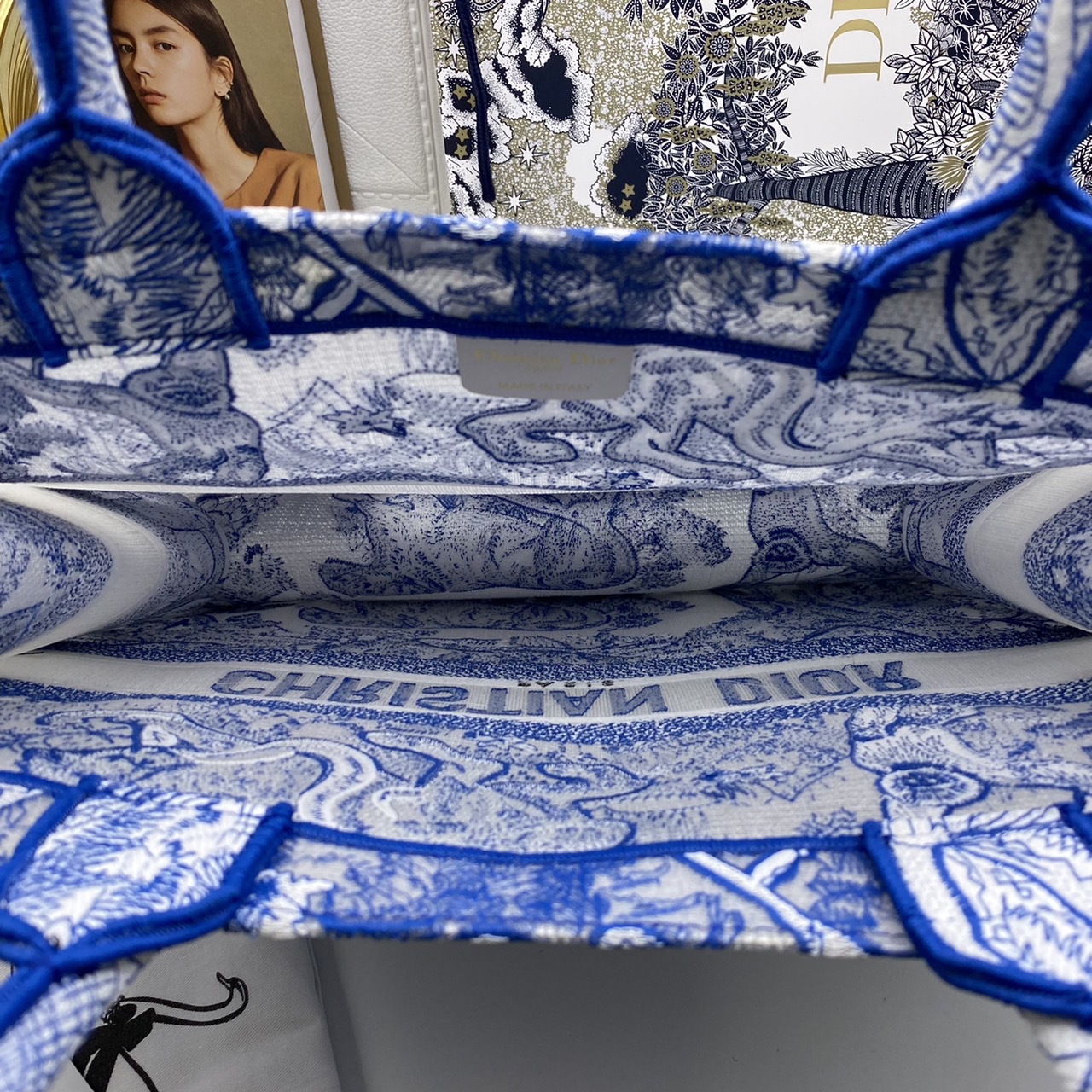 DIOR Book Tote Fluorescent Blue Toile de Jouy Reverse Embroidery เกรดออริจินอล ภาพสินค้าถ่ายจากงานขายจริงใช้งานต่างประเทศได้
