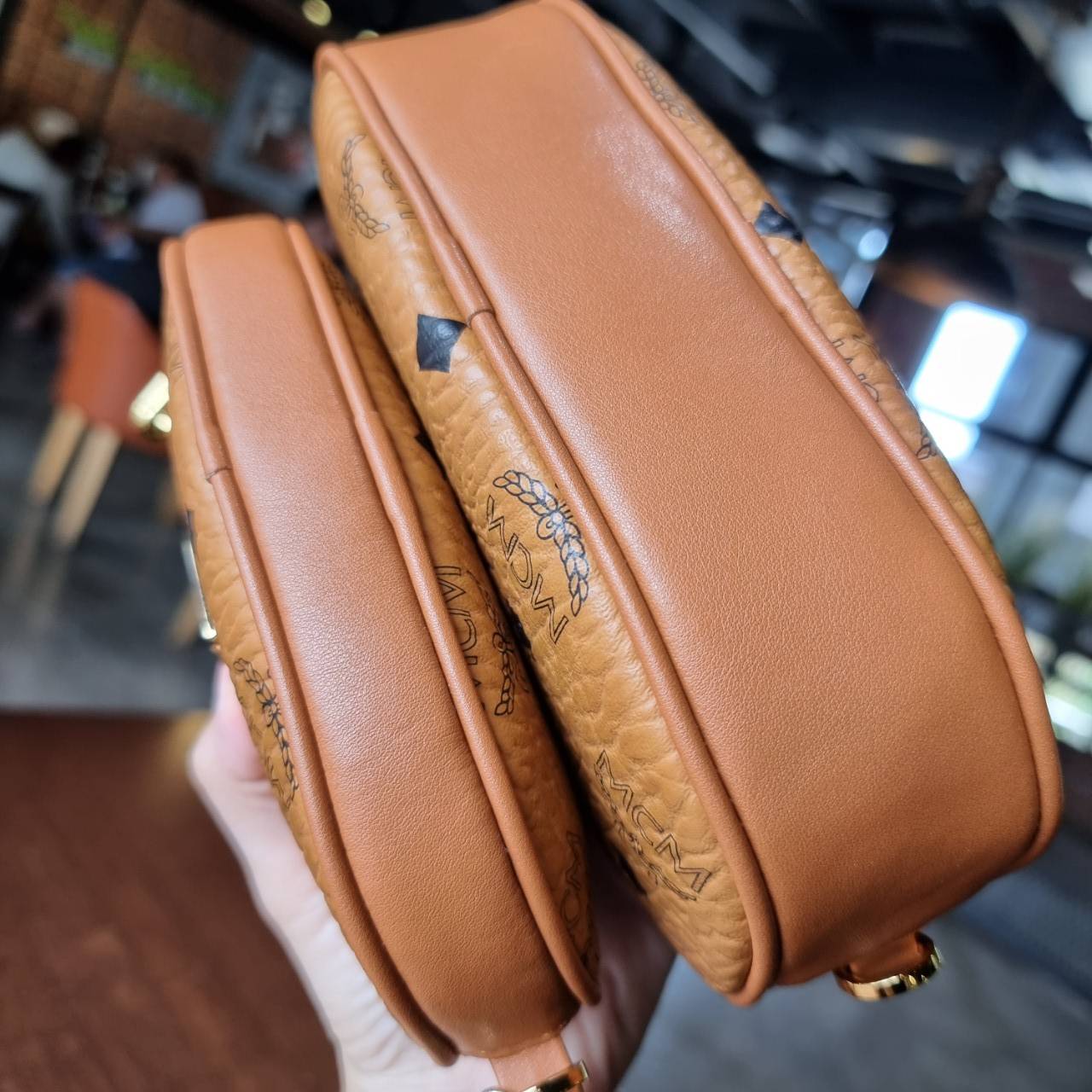 M.C.M ESSENTIAL MULTI POCHETTE BAG IN VISETOS หยุดไม่อยู่จริงๆ!! กระเป๋าสะพายมัลติฟังก์ชั่น เป็นไอเท็มที่รวมฟังก์ชั่นการใช้งานที่หลากหลายไว้ในรุ่นเดียว ดีไซน์กระเป๋าทรง pouch 3 ชิ้น สุดคุ้ม สามารถประกอบเข้าด้วย หรือแยกชิ้นใช้งานได้หมด