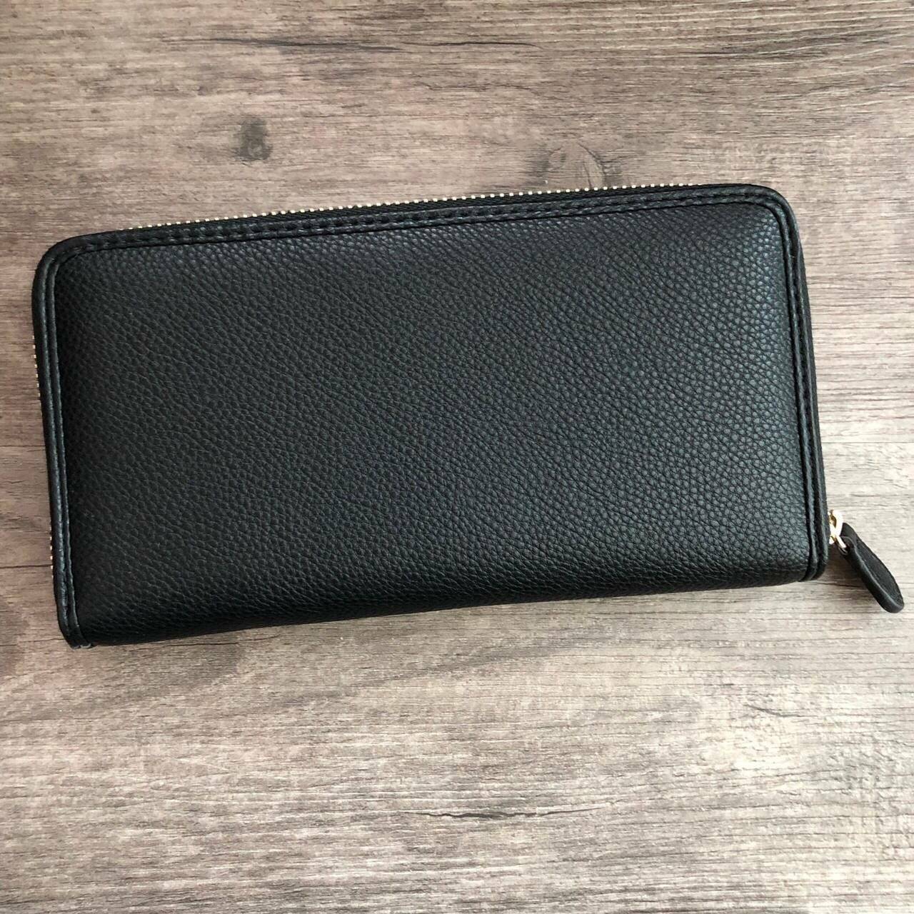 TOMMY HILFIGER Zipper Wallet & Valet เปิด - ปิดกระเป๋าด้วยซิปรอบ ด้านในมีช่องใส่บัตร ช่องใส่ธนบัตรและช่องซิปใส่เหรียญ จะมอบเป็นของขวัญหรือใช้เองก็แนะนำเลยค่ะ