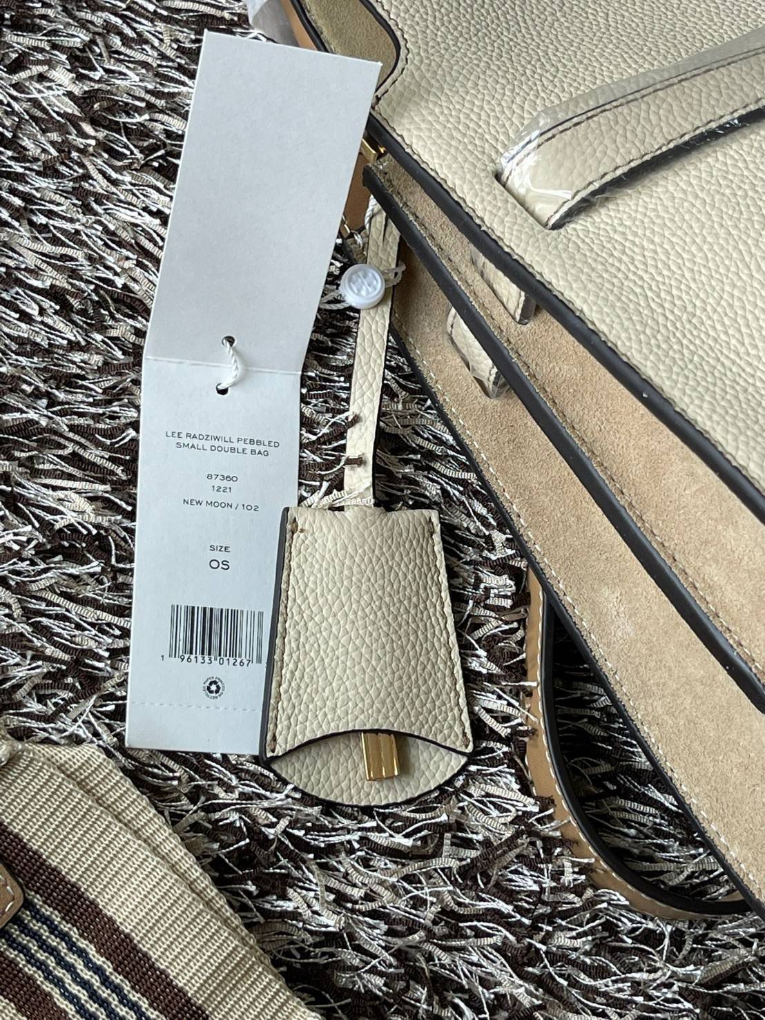 Tory burch lee radziwill pebbled small double bag กระเป๋า Lee Radziwill Double Bag สุดหรู ที่คำนึงถึงการเลเยอร์หนังและหนังกลับอย่างประณีตลงไปในงานดีไซน์ สามารถปรับปากกระเป๋าได้ 3 แบบตามต้องการ พร้อมนำเอาความเป็น American Luxury มาตีความใหม่ผ่านแง่มุมของคว