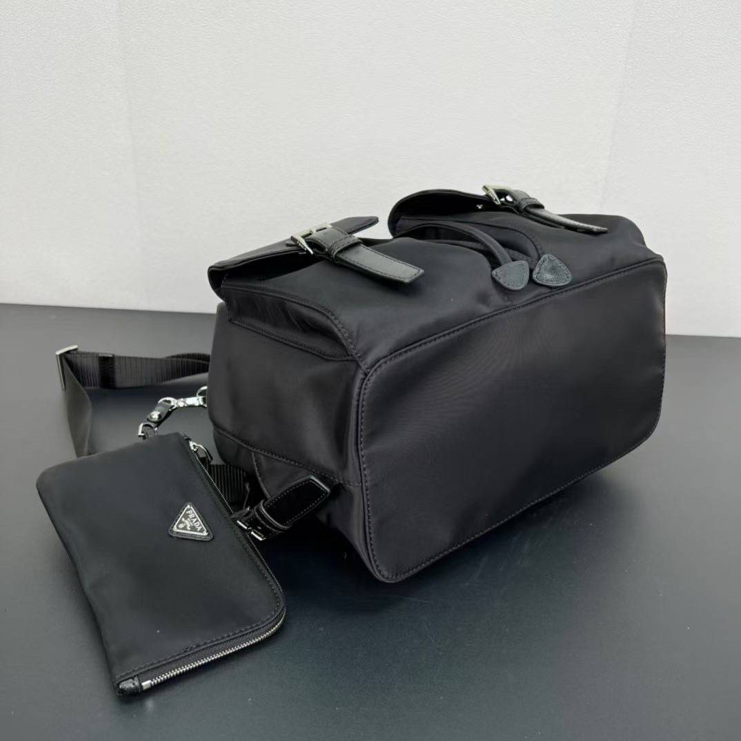 หนังแท้ | Prada Small Re-Nylon backpack กระเป๋าเป้สะพายหลังไนลอน สัมผัสความหรูหราคลาสสิก ดีไซน์เรียบง่ายทันสมัย พร้อมใบลูก สะดวกใช้งาน
