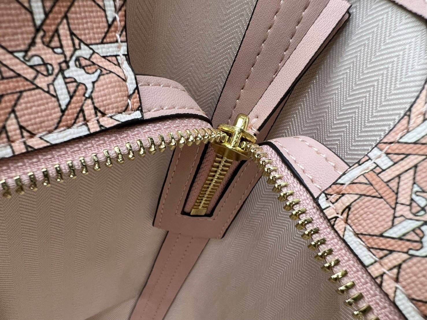 Tory Burch Ever Ready Zip Tote Small Coated Canvas / Tory Burch Geo Logo Tote กระเป๋าโท้ท พิมพ์ลายด้วยลวดลายสานตะกร้าอันเป็นเอกลักษณ์ของแบรนด์ ซึ่งได้แรงบันดาลใจจากความหลงใหลในงานจักสานของผู้ก่อตั้ง