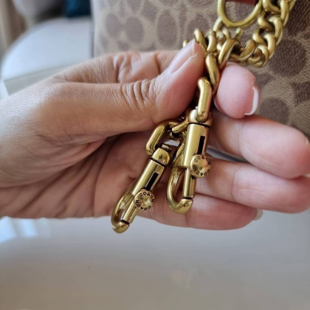 COACH 31208 CAMERA BAG IN SIGNATURE CANVAS รุ่นหายาก กระเป๋า crossbody ทรงกล่องสวยหรู ดีไซน์ลงตัว สีแทนรัสท์โดดเด่น วัสดุหนังแคนวาสเคลือบลาย ตัดด้วยอะไหล่ทองเหลือง สวยเข้ากันสุดๆ!! เปิด-ปิดกระเป๋าด้วยซิปพวงหนัง ภายในโล่งกว้าง ใส่ของสำคัญได้ครบ ใบนี้ใบเดีย