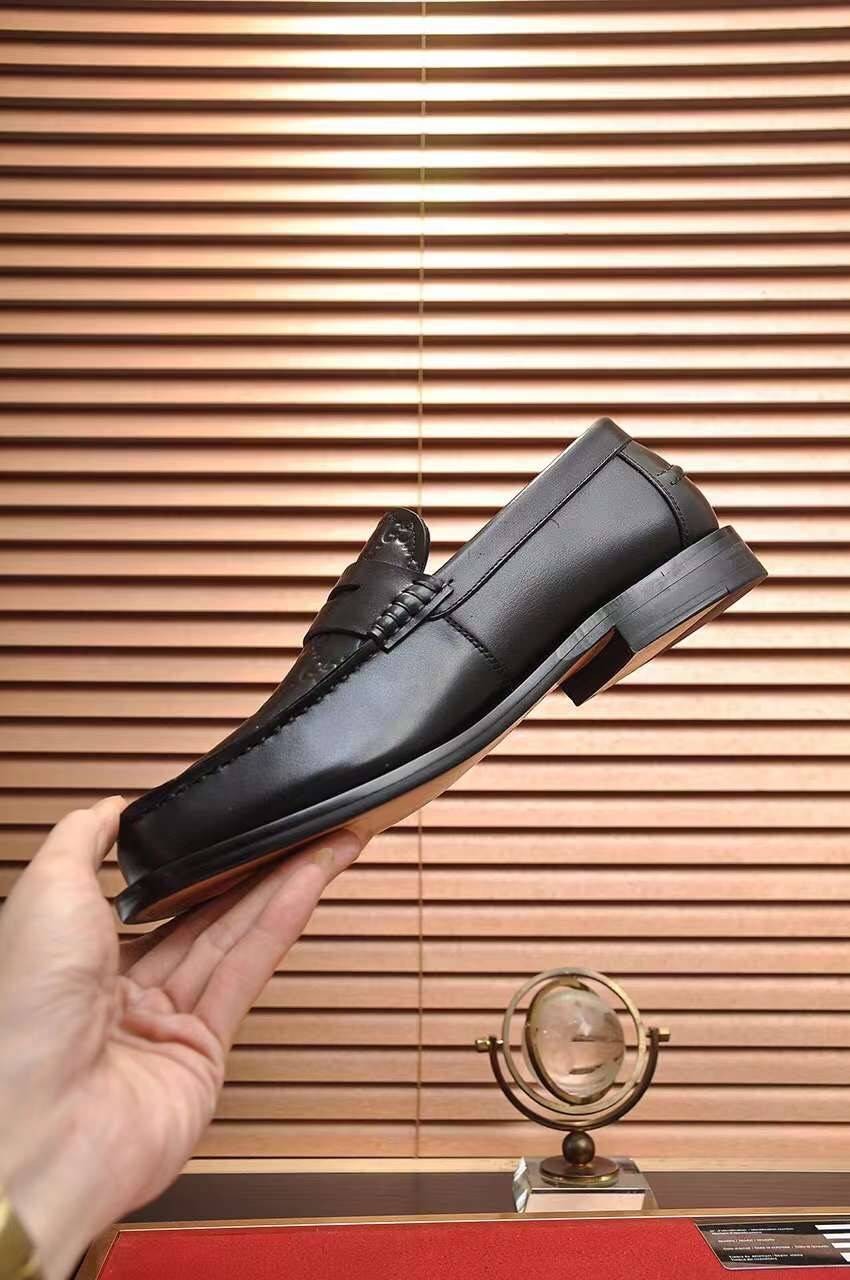 GUCCI Loafers for Men เกรดออริจินอล รองเท้าโลฟเฟอร์กุชชี่ ให้ลุคดูภูมิฐาน หรูหรา เข้ากับทุกชุด ทุกโอกาส วัสดุหนังแท้และแคนวาสอย่างดี ใส่สบาย ไม่กัดเท้า บล็อคมาตรฐาน 1:1 เป็นรองเท้าที่คุณผู้ชายควรมีติดตู้ภาพถ่ายจากงานขายจริง ใช้งานต่างประเทศได้
