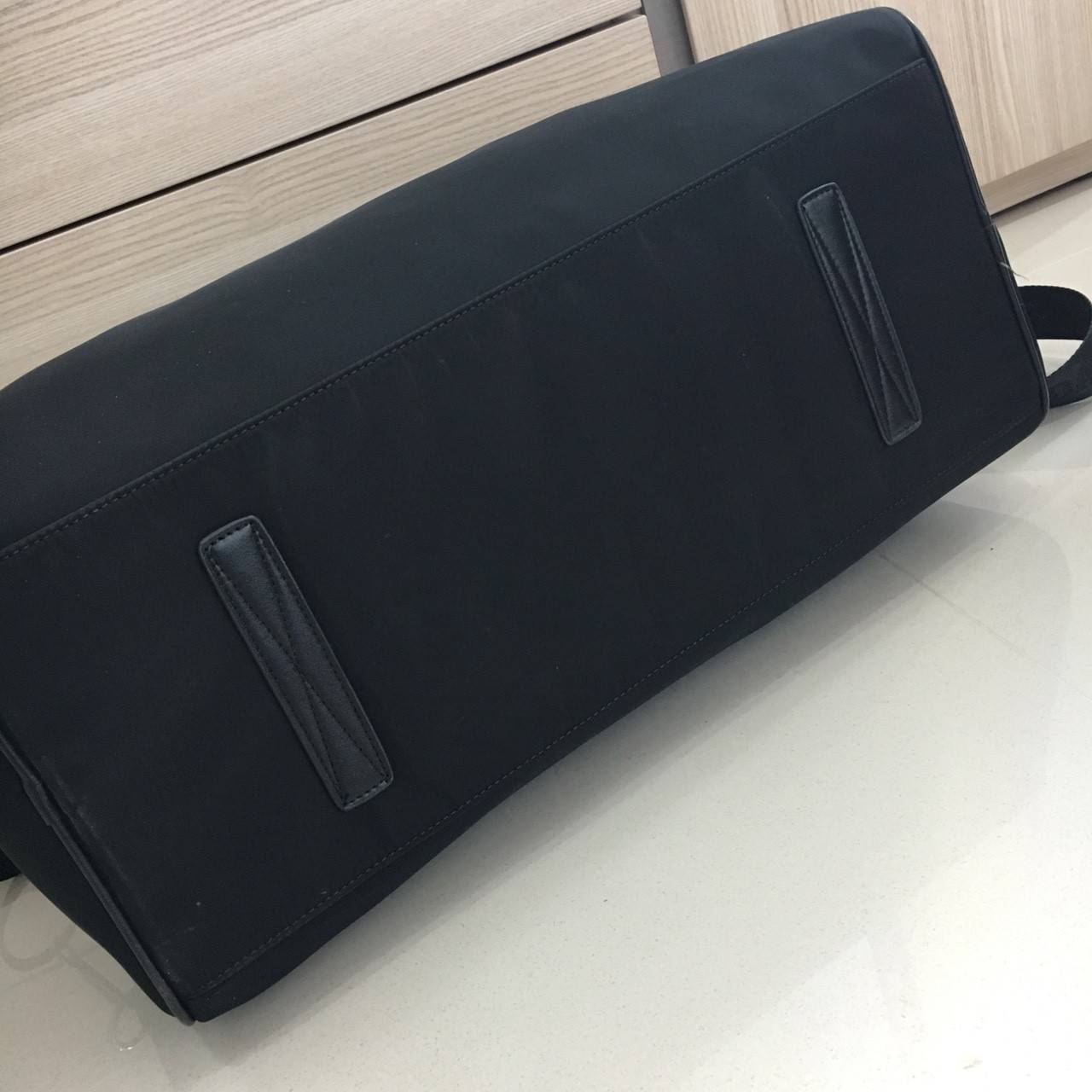 New arrival ! ของมันต้องมี♡ มาใหม่กับ กระเป๋าทรง Travel Bag ใส่ของได้เยอะมาก ไปต่างประเทศได้สบายคะ หมดห่วง **ผู้หญิงทุกคนต้องมี ตัวกระเป๋าทำจากผ้า Nylon อย่างดี สามารถกันน้ำได้ ทรงสวยมากคะ มีความอยู่ทรงในระดับนึง ด้านหน้ามีโลโก้สวยงาม อะไหล่เงินทั้