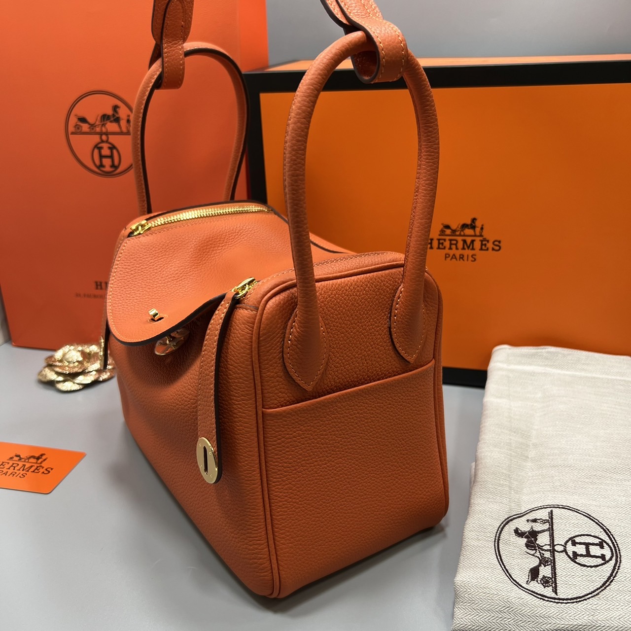 พร้อมส่ง 15 สี HERMES Lindy 26 bag กระเป๋าทรงโท้ทหนังสวยอย่างดี เอกลักษณ์ของความเรียบหรูไฮคลาสอย่างสมบูรณ์แบบ เกรดออริ สลับแท้ งานสวยตามรูป ใช้งานต่างประเทศได้