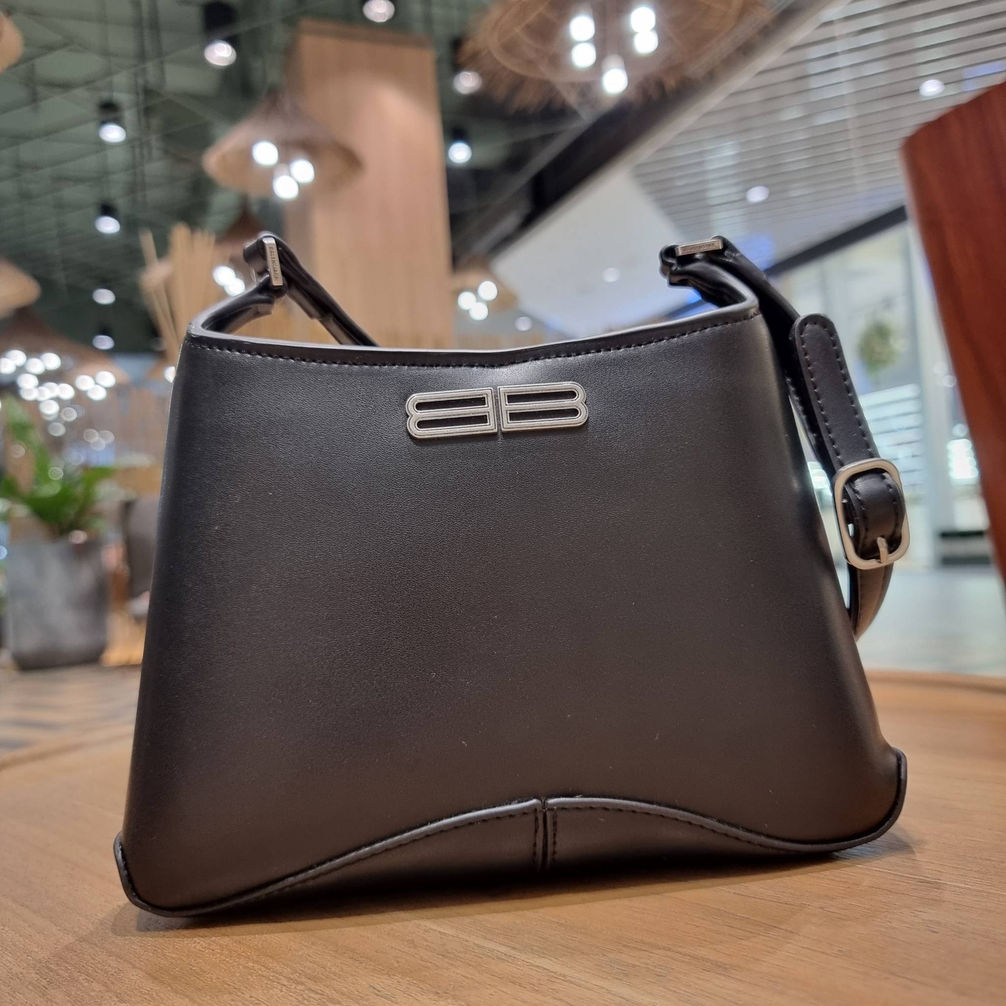 Balenciaga XX small leather shoulder bag กระเป๋าสะพายดีไซน์สวยเลิศ!! ไม่ซ้ำ เอกลักษณ์ที่โดดเด่นด้วยรูปทรง และขนาดที่กำลังเหมาะใช้งาน พร้อมดีไปหมด!! วัสดุสังเคราห์เรียบหรู ปากกระเป๋ามีแถบแม่เหล็กคาดกันของหล่นได้ ภายในกระเป๋าเป็นช่องโล่ง มีช่องซิป และช่องย่