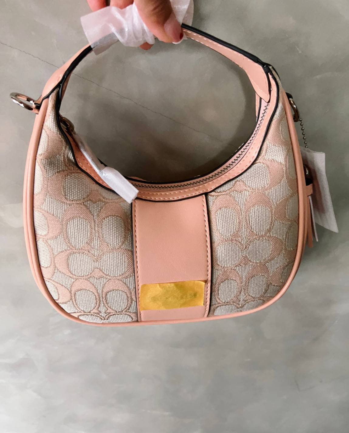 COACH CARMEN MINI CROSSBODY IN SIGNATURE JACQUARD กระเป๋ารูปทรงพระจันทร์โค้งมน น่ารักน่าใช้มากๆ!! เกรดท็อปออริ เกรดดีสุด สลับแท้ 1:1 ใช้ต่างประเทศได้