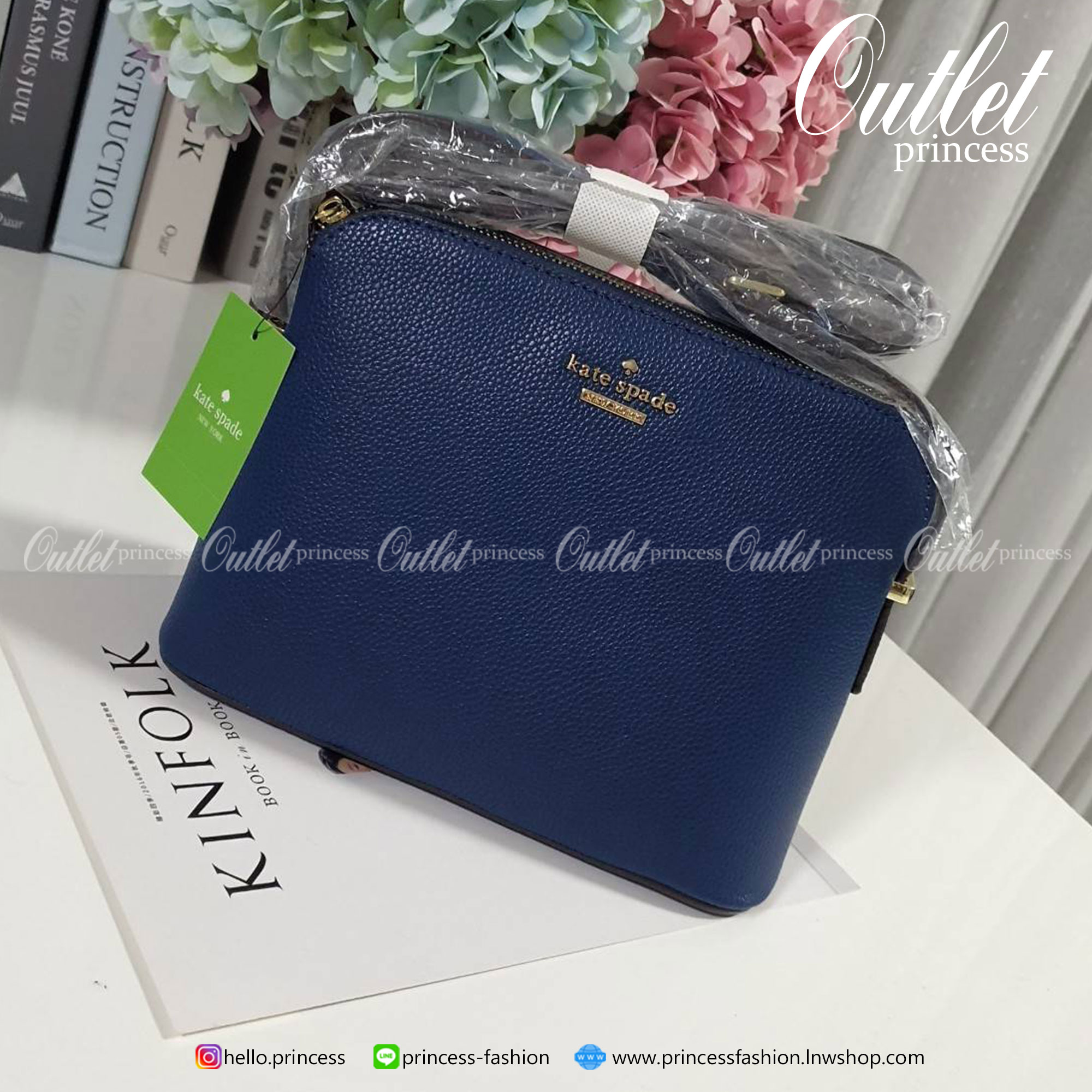 KATE SPADE CROSSBODY BAG แบรนด์ดังจากอเมริกาสุดฮิตของวัยรุ่น กระเป๋าสะพาย ขนาดน่ารักกำลังดี เปิดปิดด้วยซิปเดียวด้านบน ภายในมีช่องเล็ก1ช่อง ใส่มือถือได้ทุกรุ่นและกระเป๋าสตางยาวได้ ความยาวสาย 117cm ปรับได้ถึง5ระดับ รุ่นฮิตอีกรุ่นที่ไม่ควรพลาดเลยคร้า