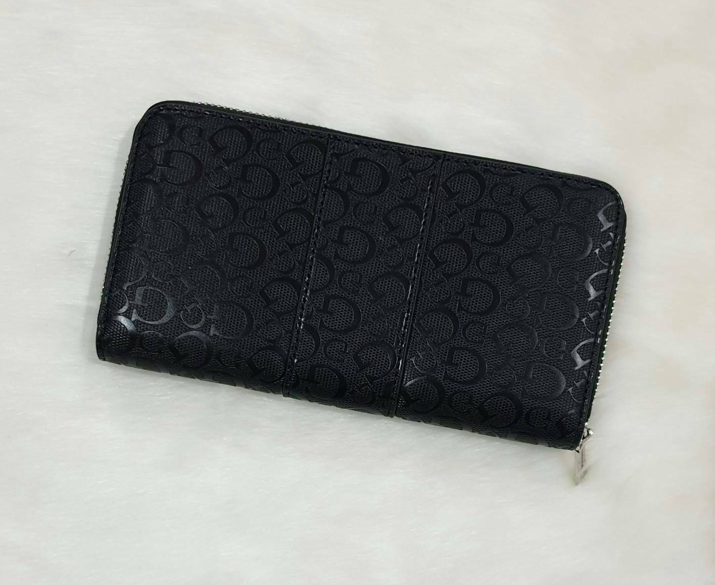 Guess women zip around long wallet กระเป๋าสตางค์หนังทรงซิปรอบลาย G ด้านหน้าติดโลโก้แบรนด์ด้วยโลหะสวยหรู ภายในมีช่องใส่ธนบัตร ช่องใส่บัตรหลายช่อง มีช่องซิปใส่เหรียญ สามารถใส่ไอโฟนพลัสได้ สวยคุ้ม น่าใช้มากๆค่า
