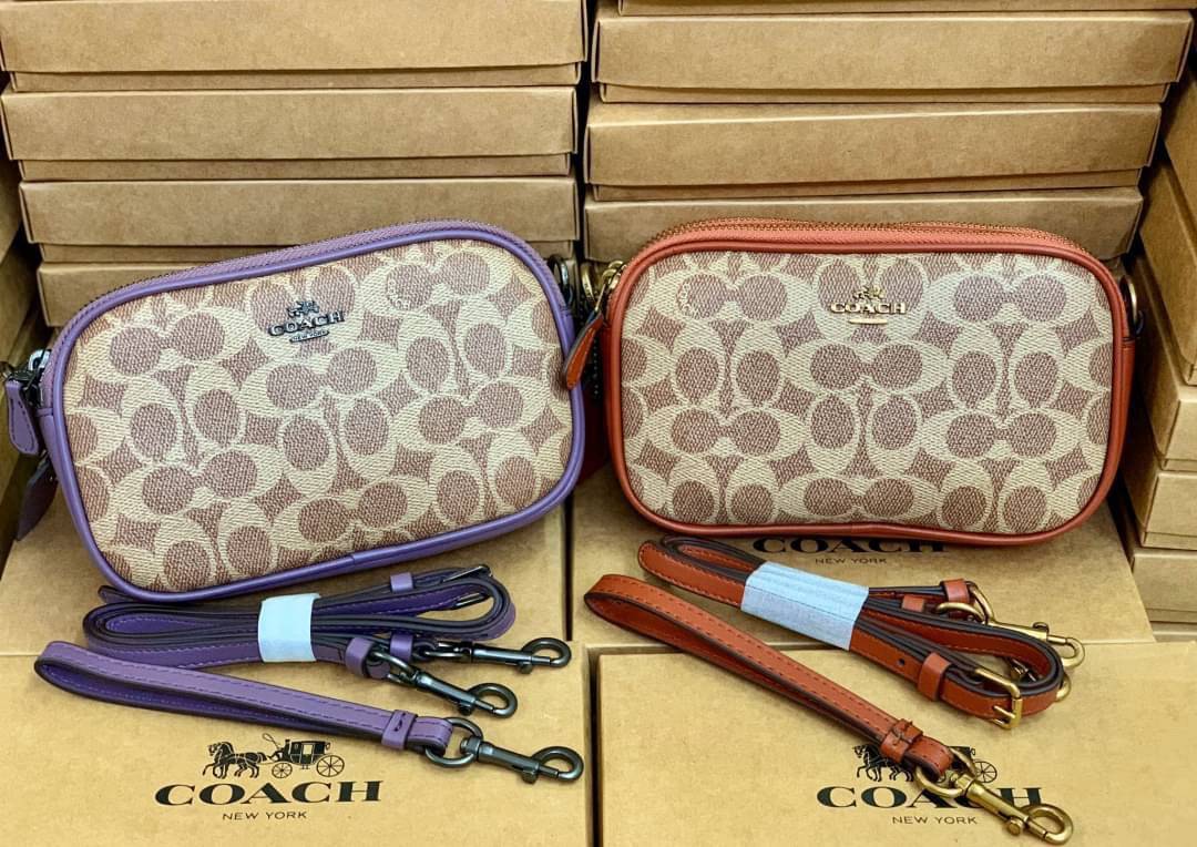 COACH CROSSBODY CLUTCH IN SIGNATURE BAG 💋รุ่นฮิต+สีหายากค่ะ!! กระเป๋าสะพาย+คล้องมือได้ วัสดุหนังแท้ผสมpvcค่ะ มีช่องซิปคู่ ภายในช่องใส่มือถือได้ทุกรุ่น;กระเป๋าเงินใบสั้นได้ ใส่ของจำเป็นสาวๆได้ครบค่ะ มีช่องเสียบบัตร2ช่อง และช่องโล่งให้ใส่ของจุกจิกค่