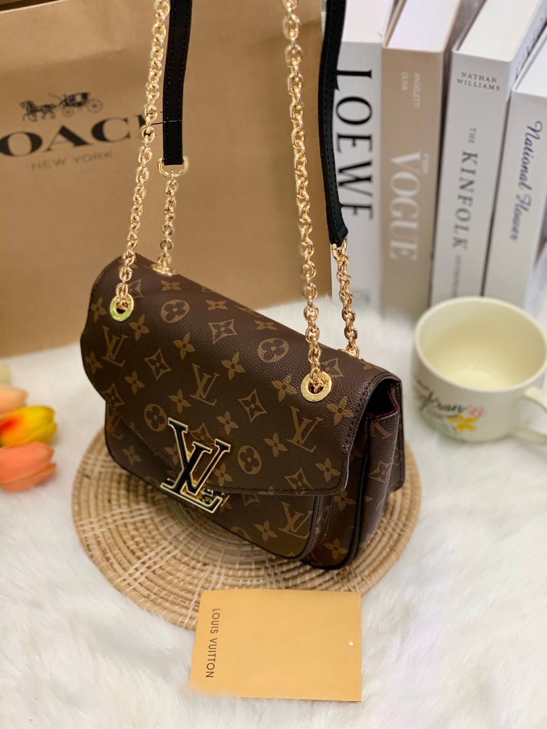 LOUIS VUITTON PASSY MONOGRAM 2 WAYS HANDBAG พร้อมส่งความสวย! กระเป๋า LV จาก Premium gift ต่างประเทศ ✔️รุ่นนี้เป็นหนังแท้ลาย monogram ทรงกระเป๋าคือสวยหรู ดูดีมากๆค่ะ