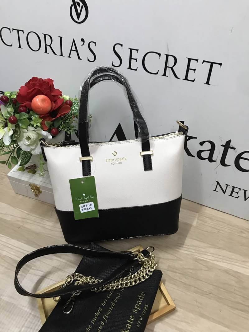 Kate Spade New York Cedar steet Harmony Body Bag กระเป๋าถือหรือสะพาย หนัง Saffiano ความยาวสายโซ่ต่อหนัง100cm. ถอดออกได้ ความสูงของหูจับ14cm ภายในมีช่องซิปและช่องเล็ก มีหมุดรองฐานกันรอย 4 มุม อะไหล่ทองทั้งใบ ขนาดกำลังดี ใส่ของจุกจิก มินิไอแพคได้ค่ะ