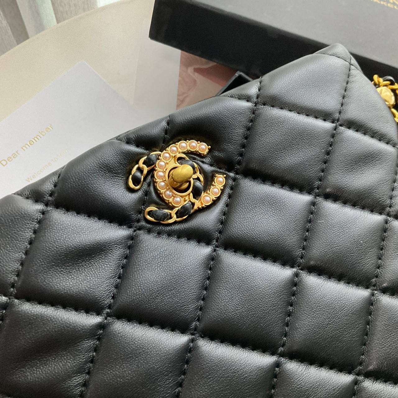 CHANEL VIP GIFT CROSSBODY CHAIN BAG กระเป๋าทรงสะพายข้าง ที่กำลังมาแรงมาในตอนนี้ ตัวกระเป๋าเป็นกระเป๋าสตางค์หนังพียูพรีเมี่ยม อะไหล่ทองทั้งใบ ด้านหน้าประดับโลโก้พร้อมมุก CC สุดหรู เปิดปิดด้วยตัวหมุนล็อค ใส่กระเป๋าสตางค์ยาวได้ รุ่นนี้พกของได้เยอะในระดับนึงเ