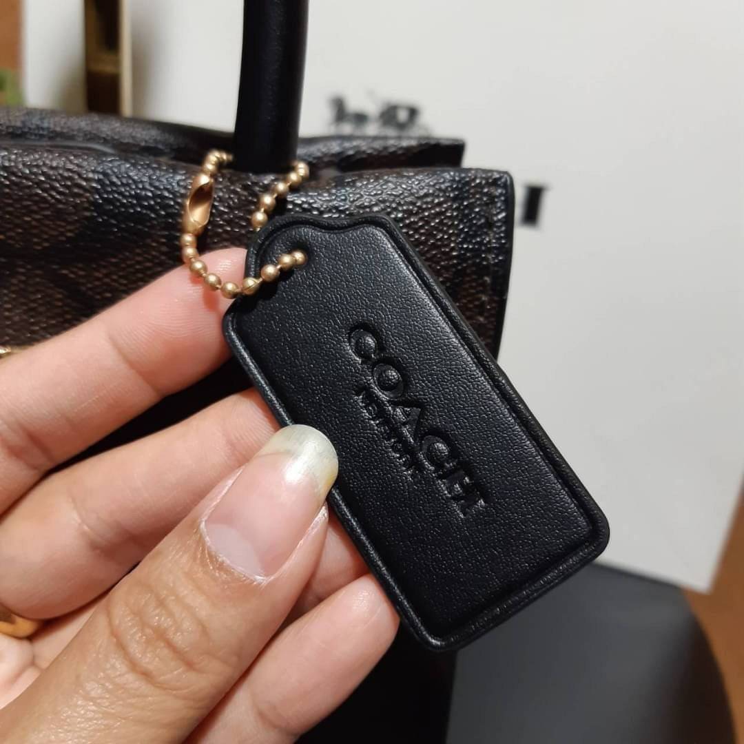 COACH 5693 MINI CALLY CROSSBODY IN SIGNATURE CANVAS กระเป๋าครอสบอดี้โท้ทมินิไซส์ รุ่นใหม่สุดฮอต!! ใบจริงคือน่ารักม้ากกกก!! สวยอยู่ทรง น่ารักน่าใช้ วัสดุหนังแคนวาสเคลือบลาย ปากกระเป๋ามีกระดุมแม่เหล็ก มาพร้อมหูจับในตัวและสายสะพายข้าง ถอดออกหิ้วเก๋ๆก็ได้ หรื