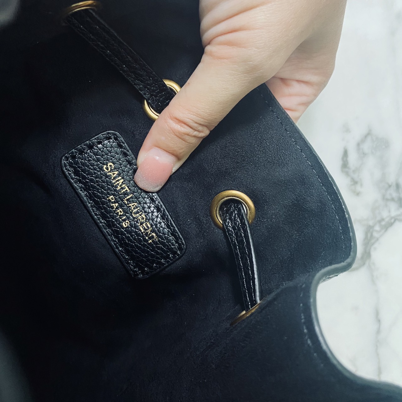 YSL PARIS VII flat hobo bag / YSL Bucket Bag กระเป๋าสะพายทรงโฮโบบัคเก็ต งานหนังเต็มใบ ฟังก์ชั่นสุดเลิศพร้อมเชือกรูด ดีไซน์รูปทรงใช้งานง่าย -- [รับตัวแทนกระเป๋า]