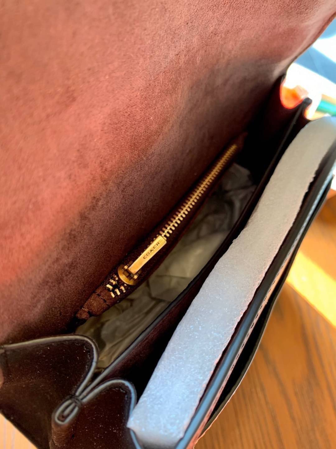 OUTLET 】COACH TABBY TOP HANDLE 20 LEATHER BAG หรูหรามากๆค่ะ สินค้าแนะนำ!! กระเป๋าถือ//สะพายข้างได้ วัสดุหนังแท้อย่างดี หนึ่งใบทำหนัง2แบบได้อย่างลงตัว สวยงาม มีอะไหล่ตัวC ใหญ่ด้านหน้าโดดเด่นหรูมากๆค่ะ 🔺เปิดปิดแบบกดล็อค ภายในมี2ช่องสำหรับใส่ของ สามา