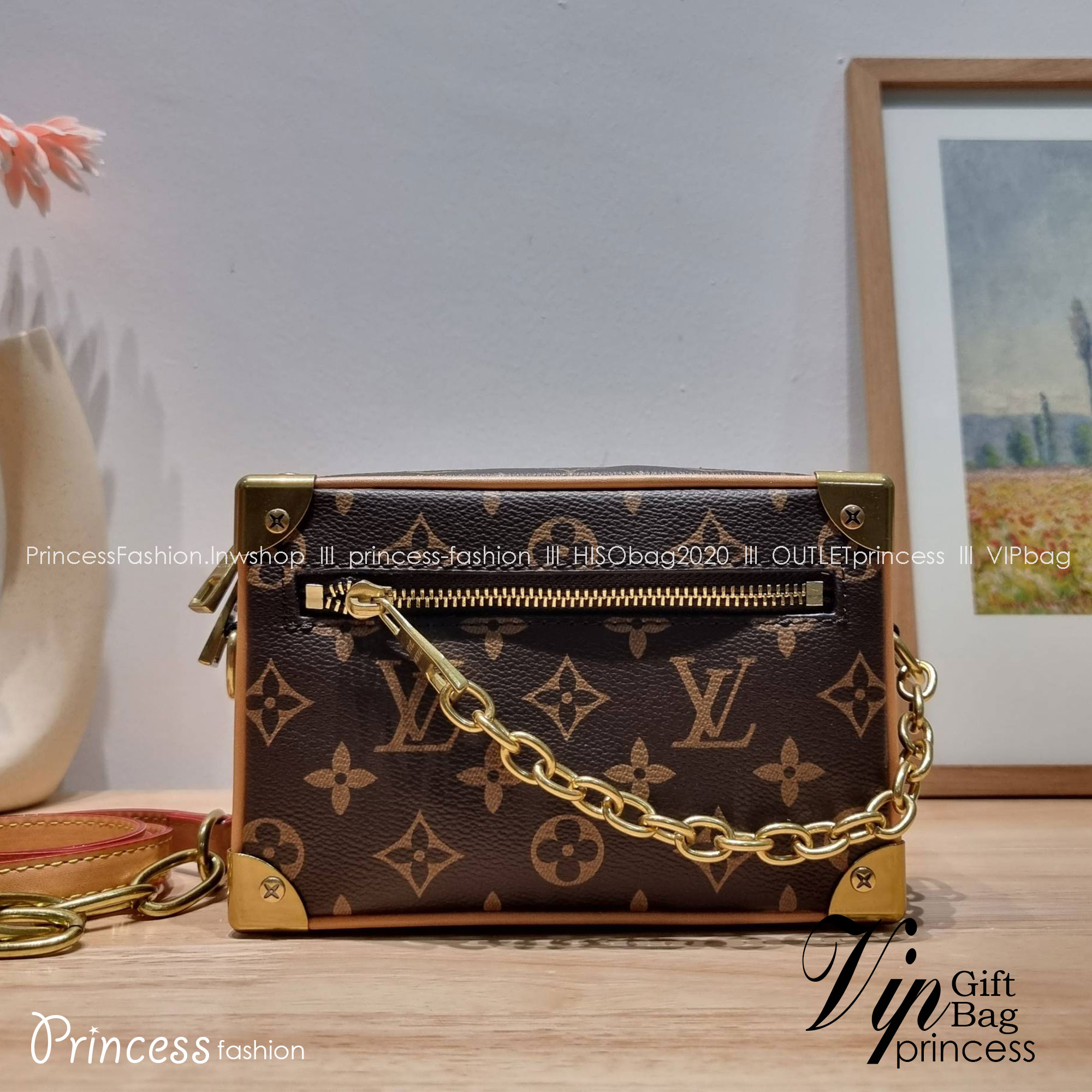 LV MINI SOFT TRUNK ไอเท็มหรูหราย้อนยุค ผสมผสานความทันสมัย ด้วยการตกแต่งขอบด้วยโลหะ รูปทรงกล่องสัดส่วนสวยลงตัว โดดเด่นชวนมอง