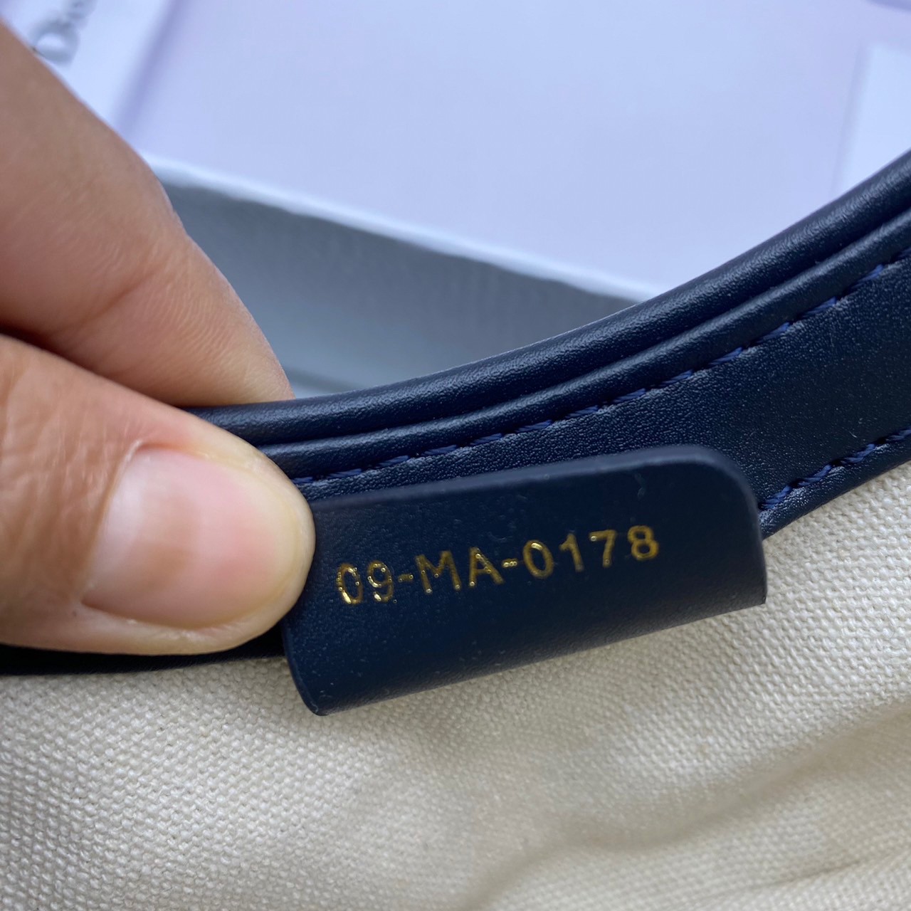 DIOR 30 Montaigne Hobo Avenue Mini Bag | Blue Jacquard กระเป๋าสะพายทรงโฮโบ แบรนด์หรู ขนาดกำลังสวย ดีไซน์ใหม่ 2023 รูปทรงใช้งานง่าย ภายในเป็นช่องโล่ง ใส่ของสำคัญได้ครบสบายๆ พิเศษมาก!! มาพร้อมใบเล็ก พร้อมใช้งาน คุ้มมากค่ะ