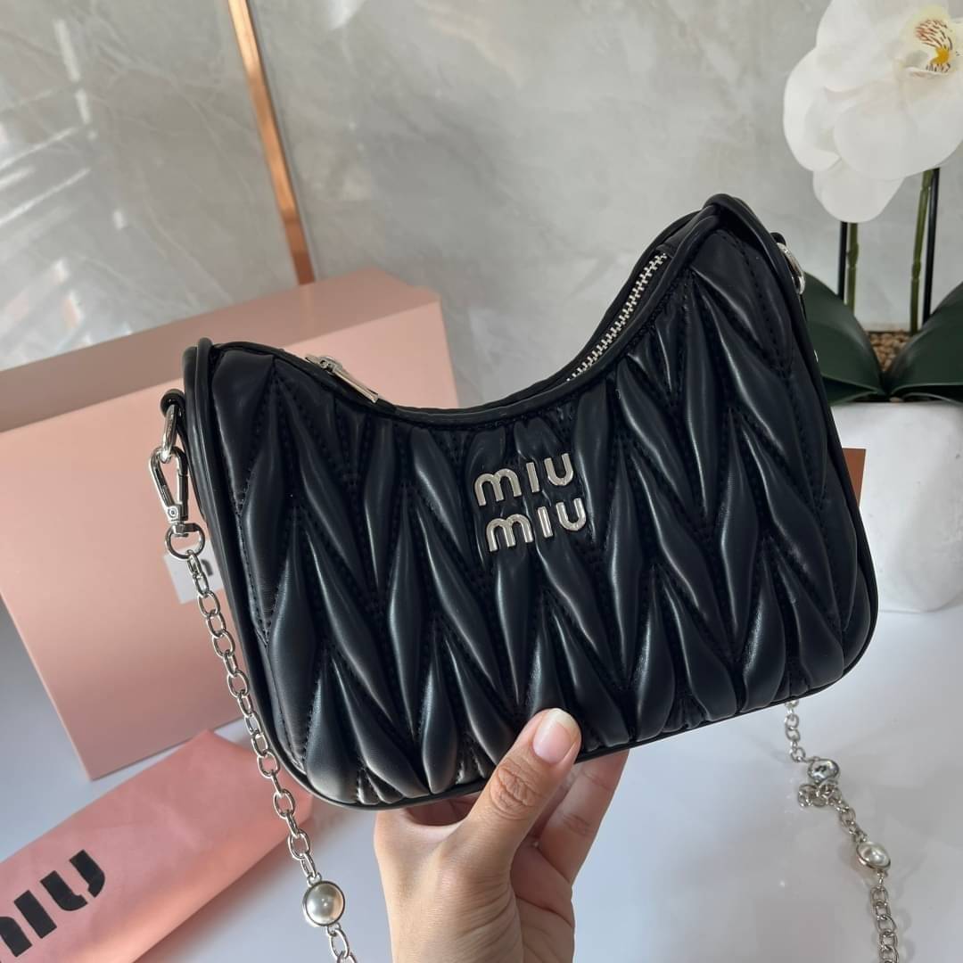 MIU MIU matelasse nappa leather shoulder bag กระเป๋าสะพายข้าง สายสะพายประดับไข่มุกและคริสตัล ให้ความละมุม ลุคคุณหนูน่ารักสุดๆคะ