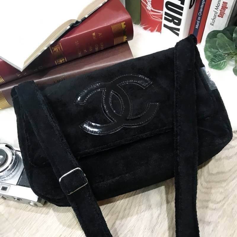 Chanel Beaute Crossbody Bag กระเป๋าสะพาย VIP. GIFT ของแท้ จาก Chanel Cosmetic วัสดุขนวูฟสีดำหนานุ่ม ตัดโลโก้แบรนด์หนังแก้วอสวยโดดเด่น น้ำหนักเบา เปิดปิดด้วยฝาปิดกระดุมแม่เหล็ก ใบใหญ่กำลังดี ใส่ iPad, กระเป๋าสตางค์ใบยาว, และของจุกจิกได้เยอะ มาพร้อมสายยาวเล