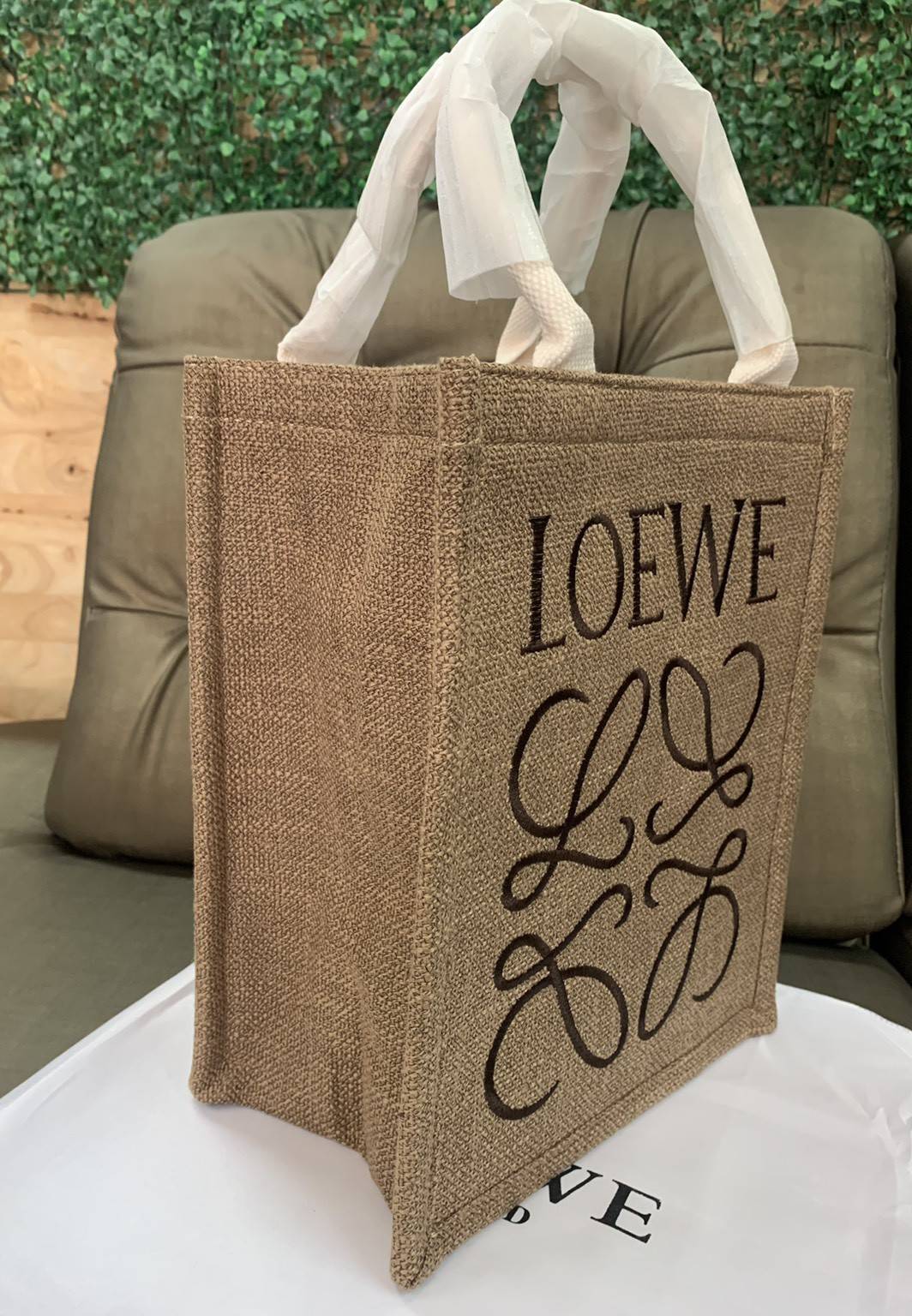 LOEWE BASKETA BAG VIP GIFT WITH PURCHASE (GWP) พรีเมี่ยมกิ๊ฟ Limited Edition จาก LOEWE กระเป๋าดีไซต์ถักทอคล้ายงานสาน **วัสดุผ้าแคนวาสทั้งใบ น้ำหนักเบา ด้านหน้าปักโลแบรนด์เห็นเด่นชัด ด้านในโล่งกว้าง ใส่กระดาษ A4 ipad ได้ แมทกับชุดได้ง่ายด้วยลุค Chic and Ch