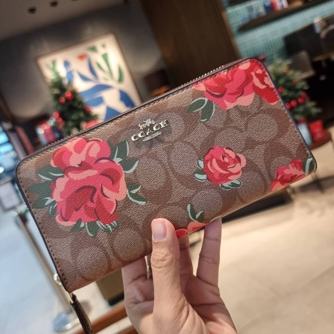 COACH ACCORDION ZIP WALLET IN SIGNATURE CANVAS WITH PRAIRIE ROSE / JUMBO FLORAL / CAMO ROSE FLORAL / MEDLEY BOUQUET PRINT ((F31572/F39189/F26290/F2859)) สวยคลาสสิคไม่มีใครเกิน!! กระเป๋าสตางค์ใบยาว ลวดลายสวย สีสันโดดเด่น วัสดุหนังแคนวาสเคลือบ เปิด-ปิดด้วยซ