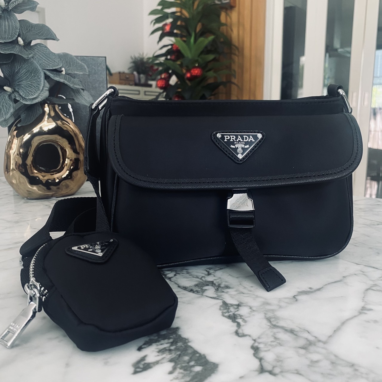 Prada Re-Nylon Messenger Crossbody Bag กระเป๋าสะพายทรงแมสเซ็นเจอร์ รุ่น Unisex ใช้ได้ทั้งชายหญิง รุ่นยอดนิยมดีไซส์เรียบง่าย โทนสีดำคลาสสิกเข้าได้กับทุกลุค