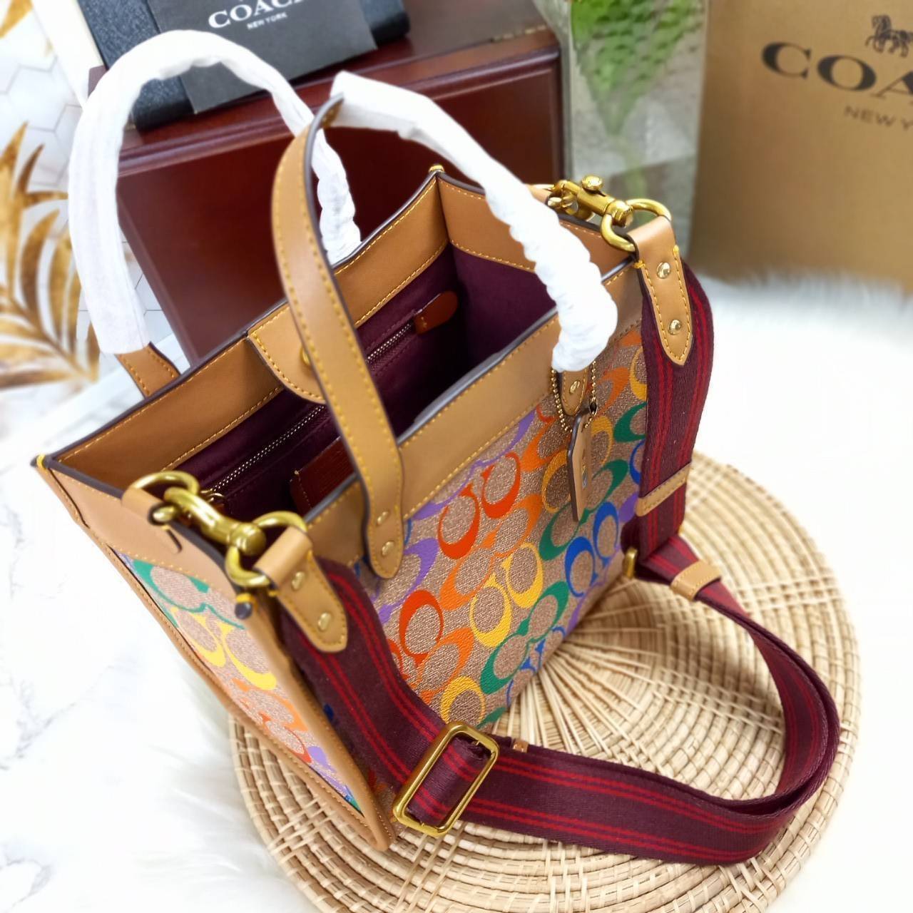 OUTLET 】COACH FIELD TOTE 22 IN RAINBOW SIGNATURE CANVAS(COACH C5142) ความสดใส พร้อมแจ้งเกิด สวยทุกฤดูกาลมากจริงๆ🌺 คอลเลคชั่น ที่ไม่ต้องพูดเยอะ//กระเป๋าทรงTOTE // ว้สดุหนังแคนวาส เก็บดีเทลด้วยหนังแท้ สวยเนียบ ด้วยลาย C signature สีรุ้ง🌈 มีส