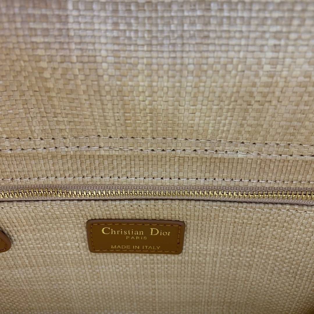 ORI 】DIOR Medium Lady Dior Bag Natural Cannage Raffia พร้อมส่งที่ไทย ภาพสินค้าถ่ายจากงานขายจริง ใช้งานต่างประเทศได้ เอกลักษณ์ของความหรู เรียบหรูมีสไตล์เหนือกาลเวลา รังสรรค์ขึ้นจากต้นปาล์มชนิดหนึ่งตามธรรมชาติ ประดับด้วยลวดลาย Cannage อันเป็นเอกลักษณ์ โดดเด