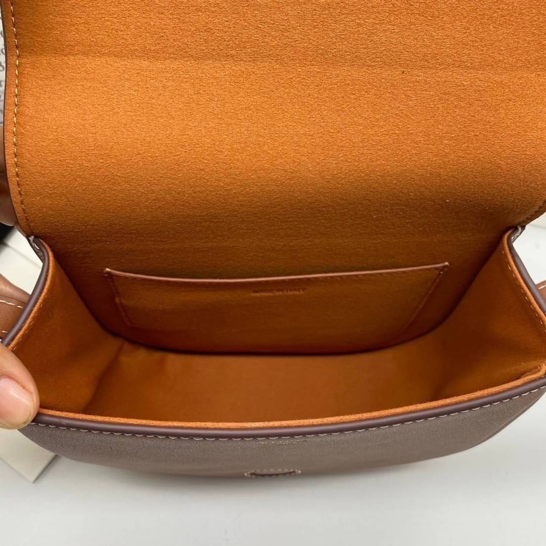 VIP 】CELINE FOLCO CUIR TRIOMPHE in Smooth Calfskin ใหม่ล่าสุดของแบรนด์CELINE ให้ลุคชิคแอนด์ชิล (GWP) พรีเมี่ยมกิ๊ฟ Limited Edition จาก CELINE PERFUME DUTY FREE COUNTER วัสดุหนังแท้ (Calfskin) ขนาดกระทัดรัด น้ำหนักเบา โดดเด่นด้วยดีไซน์โลโก้แบรนด์ที่ด้านหน้