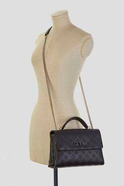 💕GUESS JANELLE CONVERTIBLE CROSSBODY BAG กระเป๋าสะพายข้างรุ่นใหม่ชนช้อปจากGuess สะพายได้ทั้งสายคู่และสายเดี่ยว สายสะพายโซ่ต่อหนังไม่เจ็บบ่า โลโก้ด้านหน้าตัวนูนเด่นชัด วัสดุหนังpu ลาย signature รอบใบ เปิดปิดด้วยกระดุมแม่เหล็กและซิป ภายในมีช่องซิปให