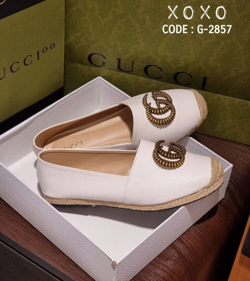 Gucci คัชชู หน้ายู ใส่สบาย น้ำหนักเบา วัสดุหนัง PU ด้านบนติดโลโก้แบรนด์ สวย หรู ดูแพงเกินราคาขาย