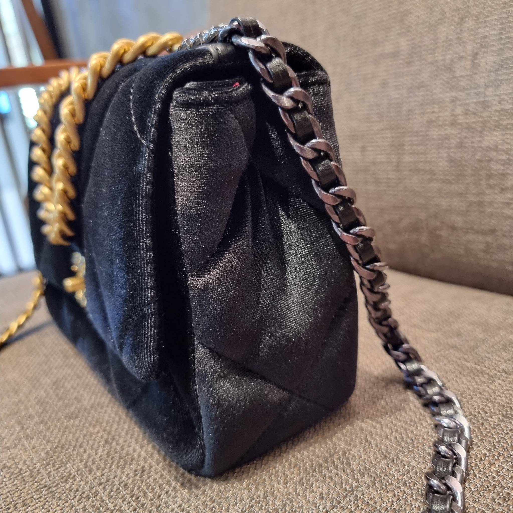 ไม่มองไม่เหลียวไม่ได้แล้ว!! ความหรูที่โดดเด่นจากผ้ากำมะหยี่ สร้างดีเทลผู้ดี ลูกคุณมากๆ Chanel vip boutique กระเป๋าสะพายจาก duty free ในราคาสุดประหยัด!! ดีไซน์เลิศ ตกแต่งด้วยโซ่ทูโทน ลงตัวแบบไม่มีที่ติ เปิด-ปิดด้วยตัวบิดล็อค ภายในโล่งกว้าง ใส่กระเป๋าสตางค์