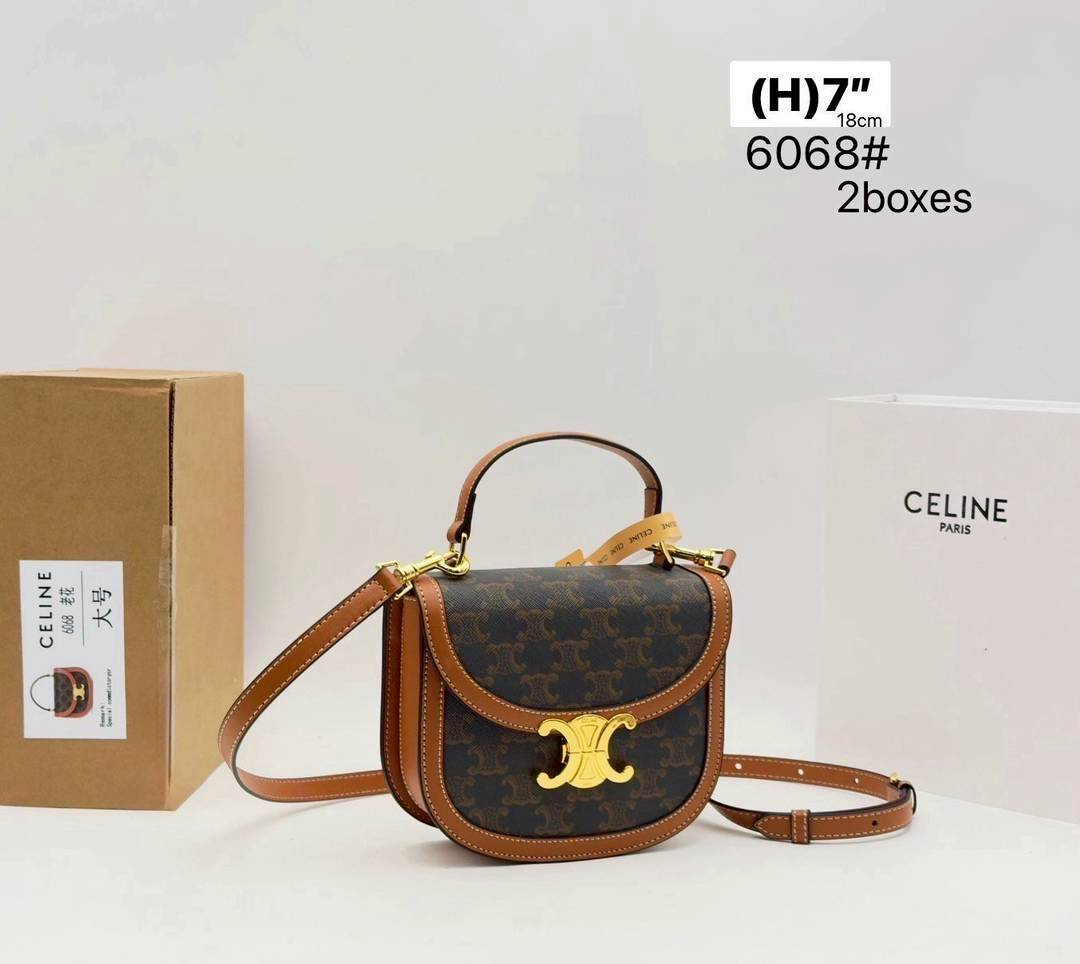CELINE MINI BESACE CLEA in Triomphe canvas and leather กระเป๋าสะพายพร้อมหูจับถนัดมือ ใหม่ก่อนใคร น่ารักสุดปัง รูปทรงย้อนยุค สไตล์วินเทจลัคชู ภายในเป็นช่องโล่ง มีช่องย่อยให้อีก เป็นไอเท็มที่ควรต้องมีจริงๆ