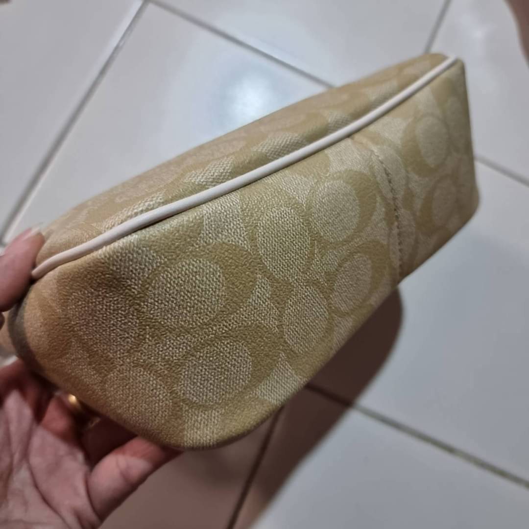 COACH F58321 TOP HANDLE POUCH อีกรุ่นฆ่าไม่ตาย!! 😎 ขายดีขายหมด ขายรวยขายปังๆ!! กระเป๋าพอชจากโค้ช ทรงใช้งานง่าย สะดวก กะทัดรัด วัสดุหนังแคนวาสเคลือบคุณภาพดี มาพร้อมสายคล้องในตัว และสายสะพาย crossbody ปรับเปลี่ยนได้ตามสไตล์ อีกหนึ่งไอเท็มที่สาวๆต้อง