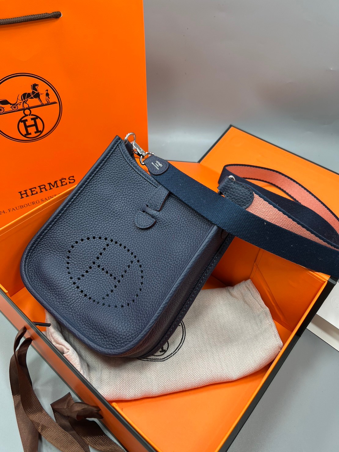 HERMES evelyne mini bag Luxury Bag กระเป๋าสะพายแบรนด์ดัง แบรนด์หรู คลาสสิกตลอดกาล ใช้ได้ทั้งชายหญิง ใบเดียวจบ สวยรวยปัง เกรดท็อปออริจินอล ภาพสินค้าถ่ายจากงานขายจริง ใช้งานต่างประเทศได้