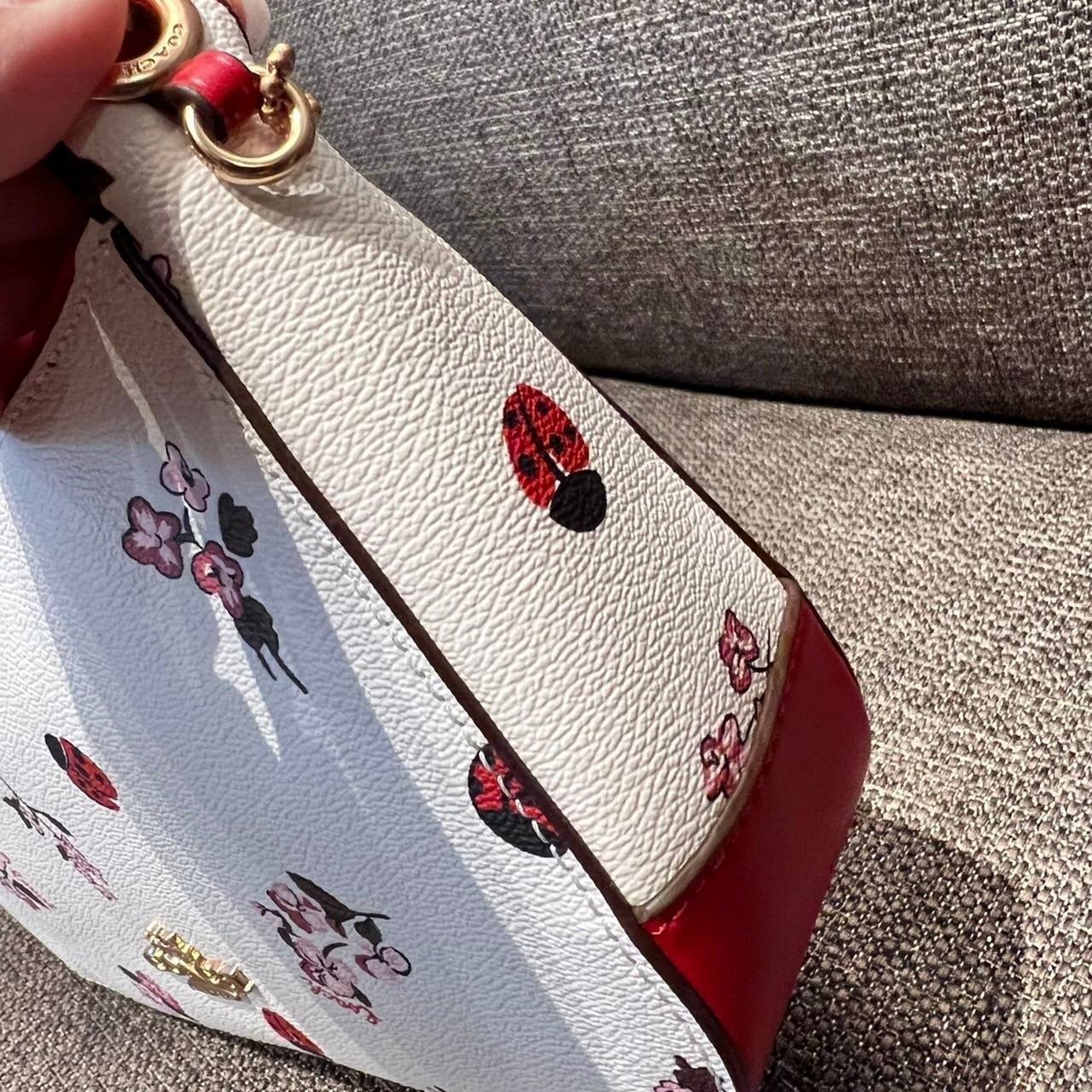 COACH C7973 JES BAGUETTE WITH LADYBUG FLORAL PRINT คอลเลคชั่นใหม่ล่าสุด พร้อมเสิร์ฟความสวยถึงบ้านเช่นเคย!! กระเป๋าสะพายทรงบาแกตต์ ดีไซน์ย้อนยุค ที่แอบแฝงความเรียบหรูดูแพงอยู่ในตัว โดดเด่นด้วยสายสะพายเส้นใหญ่ โทนสีคอนทราส ทำให้ไอเท็มนี้ดูมีลูกเล่นมากขึ้น ว