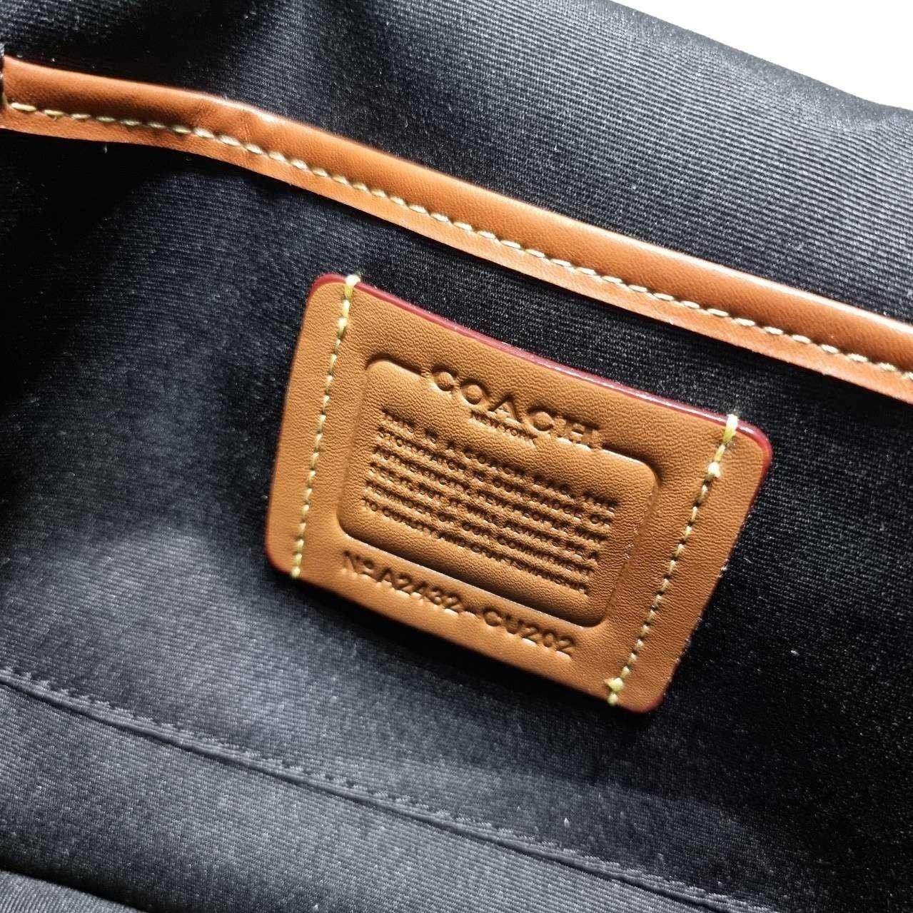 COACH CU202 LEAGUE MESSENGER BAG IN SIGNATURE CANVAS กระเป๋าสะพายทรง messenger สุดฮอต ที่ดีไซน์รูปแบบให้สปอร์ตขึ้น และหรูขึ้น แต่ยังคงคลาสสิค ขนาดใบใหญ่กำลังดี