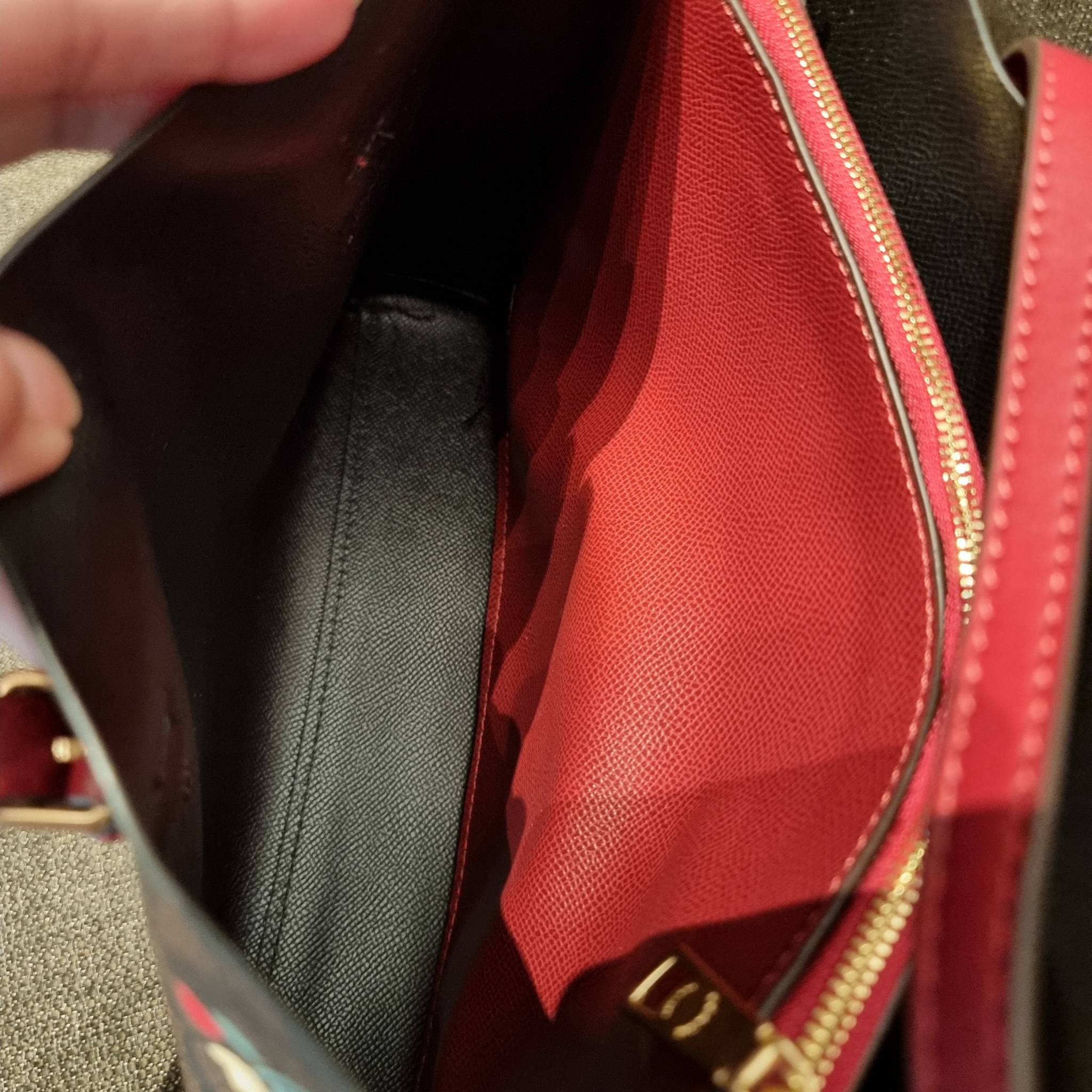 COACH C4250 MOLLIE TOTE 25 IN SIGNATUE CANVAS WITH HEART FLORAL ดีไซน์ใหม่ล่าสุด กระเป๋าโท้ทไซส์เล็กที่สาวๆต่างก็ต้องปักใจรัก รอบนี้น้องถูกเติมแต่งลวดลายดอกไม้ เพิ่มดีเทลความน่าใช้ไปอีก วัสดุหนังแคนวาส ทนทาน ภายในโล่งกว้าง มีช่องซิปกลางใส่ของได้ ขนาดกำลัง