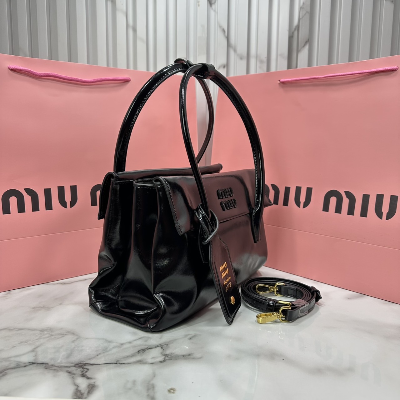 ORI หนังแท้ | Miu Miu Solitaire leather bag กระเป๋าสะพายทรงโท้ทโฮโบ เรียบง่าย เรียบหรูดูลัคชูสุดๆ สวยก่อนใครกับคอลใหม่ล่าสุดตัวแม่ตัวมัมไม่ควรพลาด จะของได้เยอะ ขนาดสะพายกำลังสวย สะพายไปทำงาน ไปเรียน ไปเที่ยวได้หมด ครบจบในใบเดียว