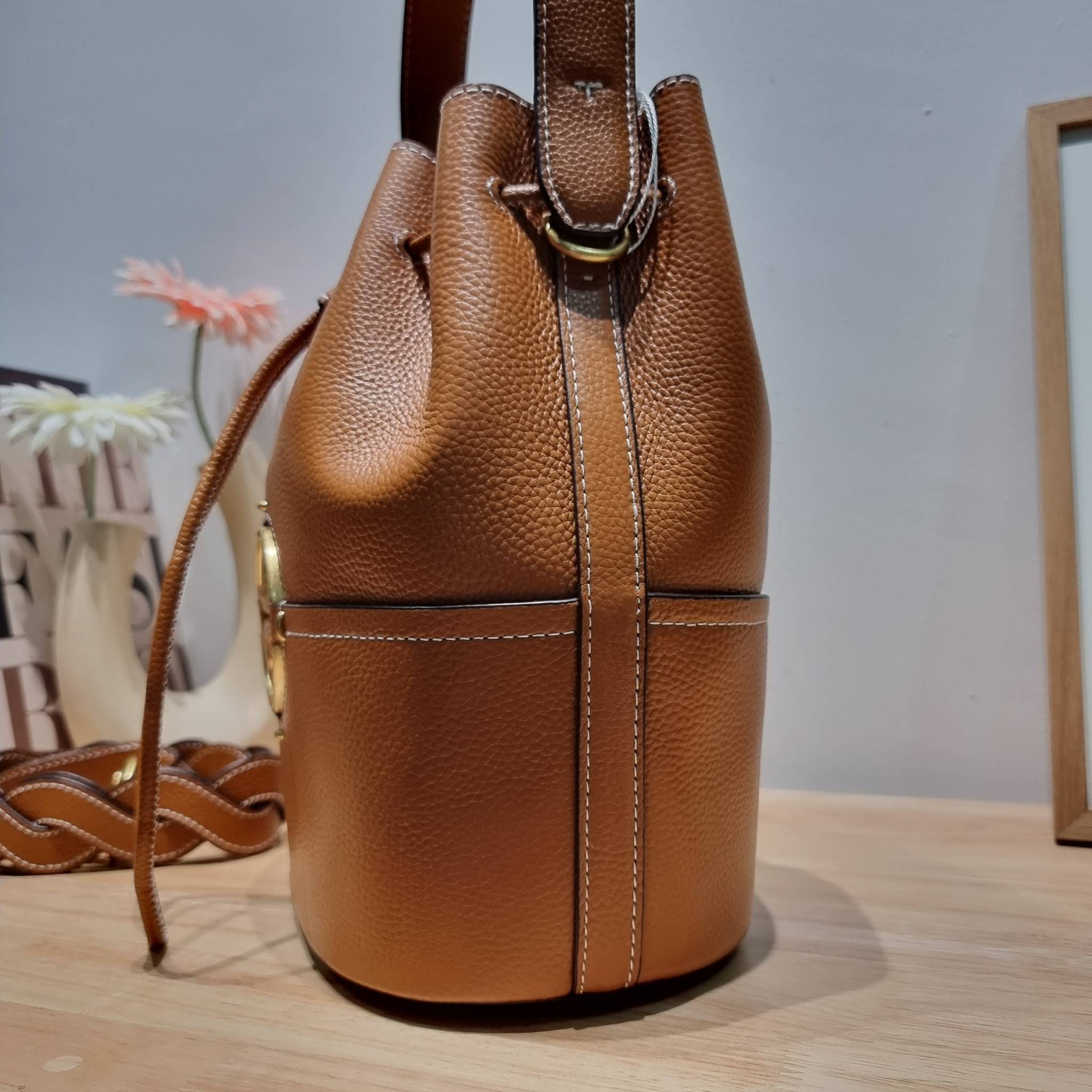 TORY BURCH MILLER BUCKET BAG / Tory Burch Bag รุ่นยอดนิยม สวยหรู ดูผู้ดี กับกระเป๋าสะพายบัคเก็ตใบใหญ่ โดดเด่นด้วยโลโก้สีทอง รูปทรงคลาสสิค