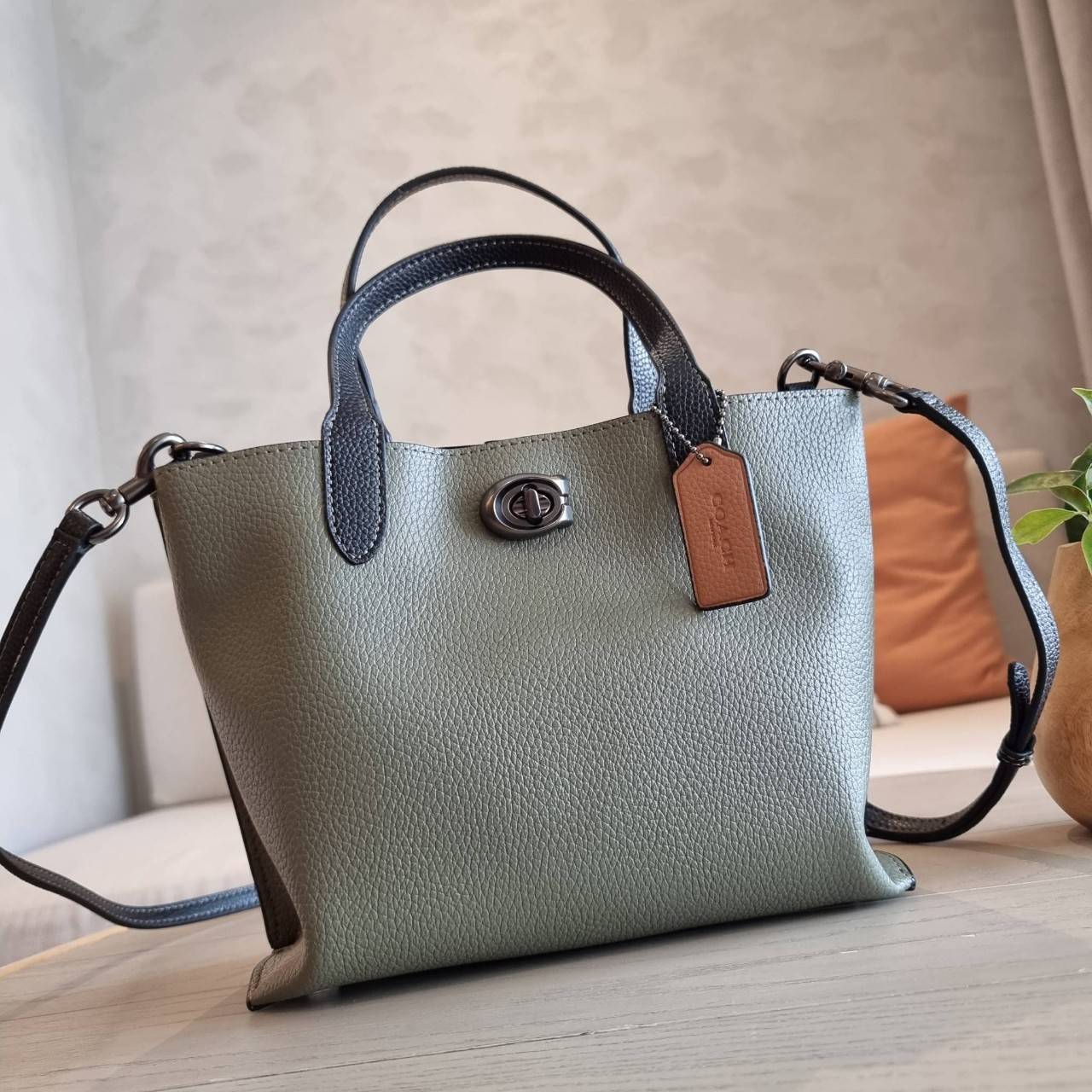 COACH C8561 C8869 WILLOW TOTE 24 IN COLOR BLOCK น้องสาวลุคลูกคุณมาแล้วจ้า กระเป๋าถือ/สะพาย ดีไซน์คัลเลอร์บล็อค ลงตัว เรียบหรู ใบจริงคือผู้ดี๊ผู้ดี ใช่ได้ทุกๆโอกาส วัสดุหนัง pepble อยู่ทรง เปิดปิดด้วยตัวบิดล็อค และอีกฝั่งเป็นกระดุมแม่เหล็ก ภายในโล่งกว้าง ใ